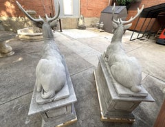 Ein Paar große geschnitzte Steinhirsche auf Sockeln aus Italien