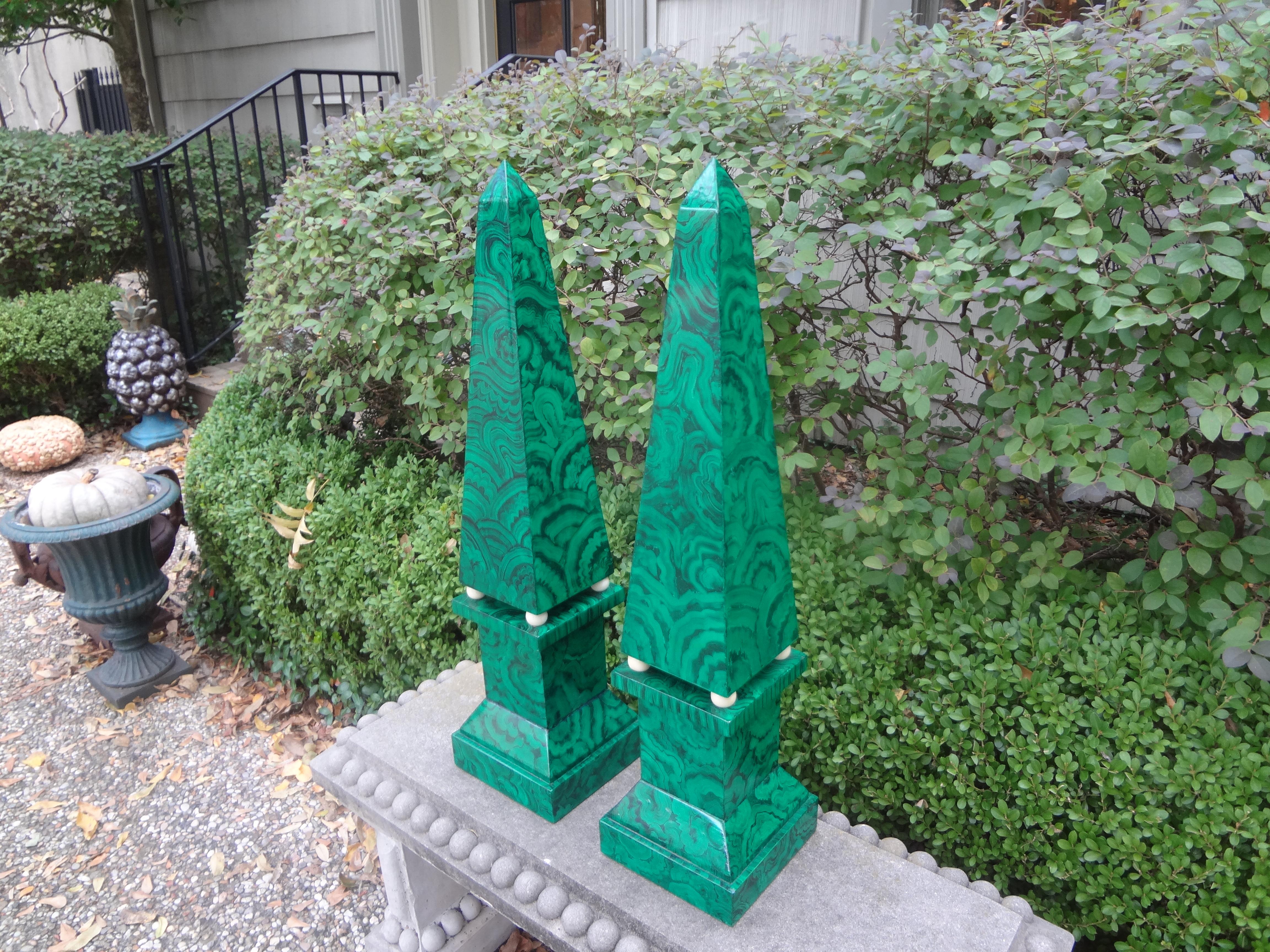 Paar große geschnitzte Holz Faux Malachit Obelisken im Angebot 4