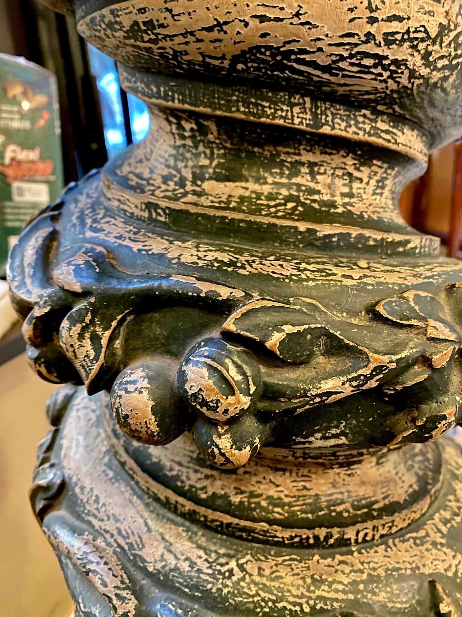 Paar große geschnitzte Wood Pedestal Säulen im Zustand „Gut“ im Angebot in New York, NY