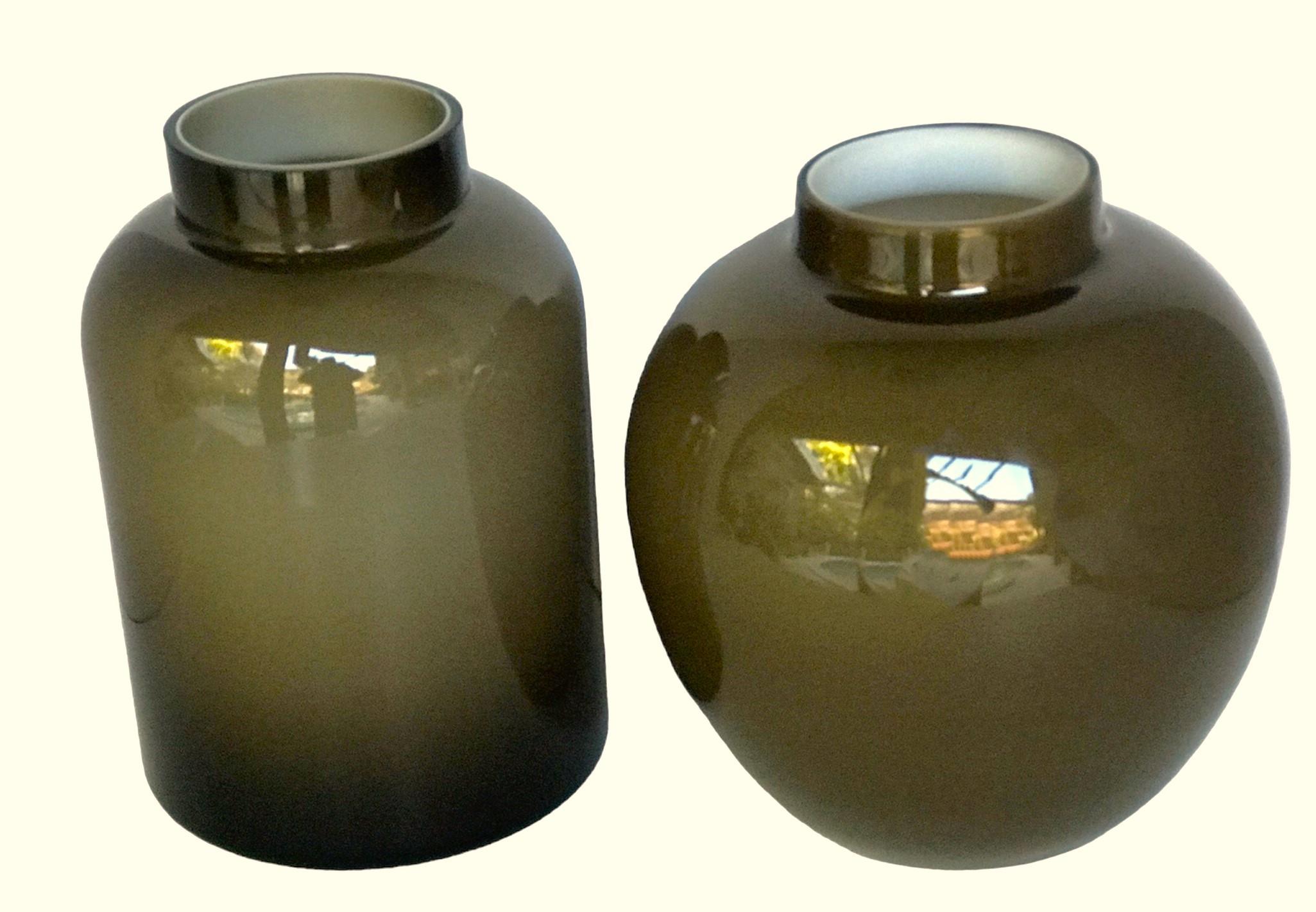 Paire de vases en verre moulé attribués à la société danoise Homegaard Glassworks.  La couleur extérieure est vert olive avec une teinte brune et la couleur intérieure est blanche.  Le designer aurait pu être l'un des talentueux designers