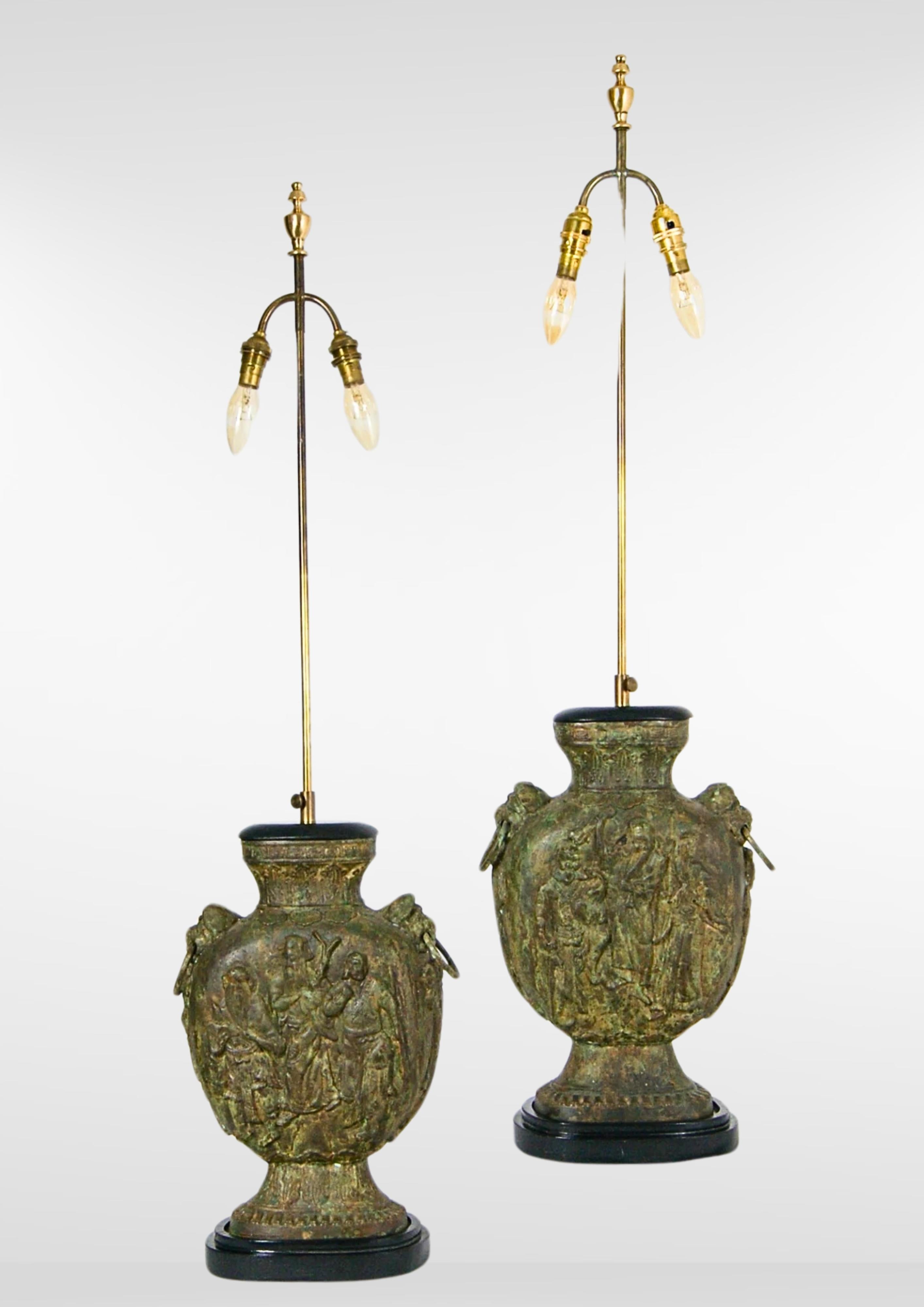 Pareja de grandes lámparas de escritorio chinas de bronce fundido James Mont attr. en venta 2