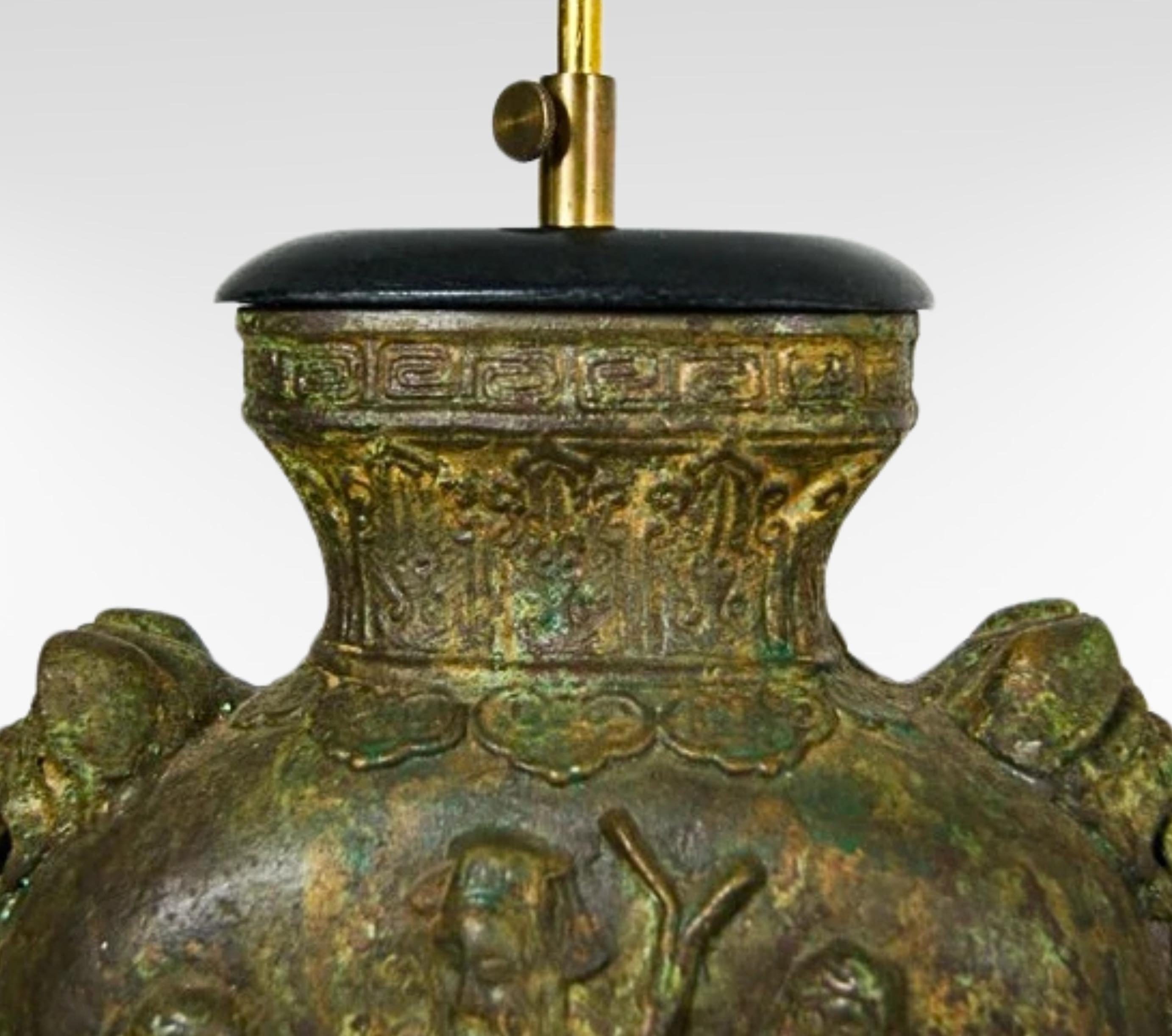 Pareja de grandes lámparas de escritorio chinas de bronce fundido James Mont attr. en venta 3