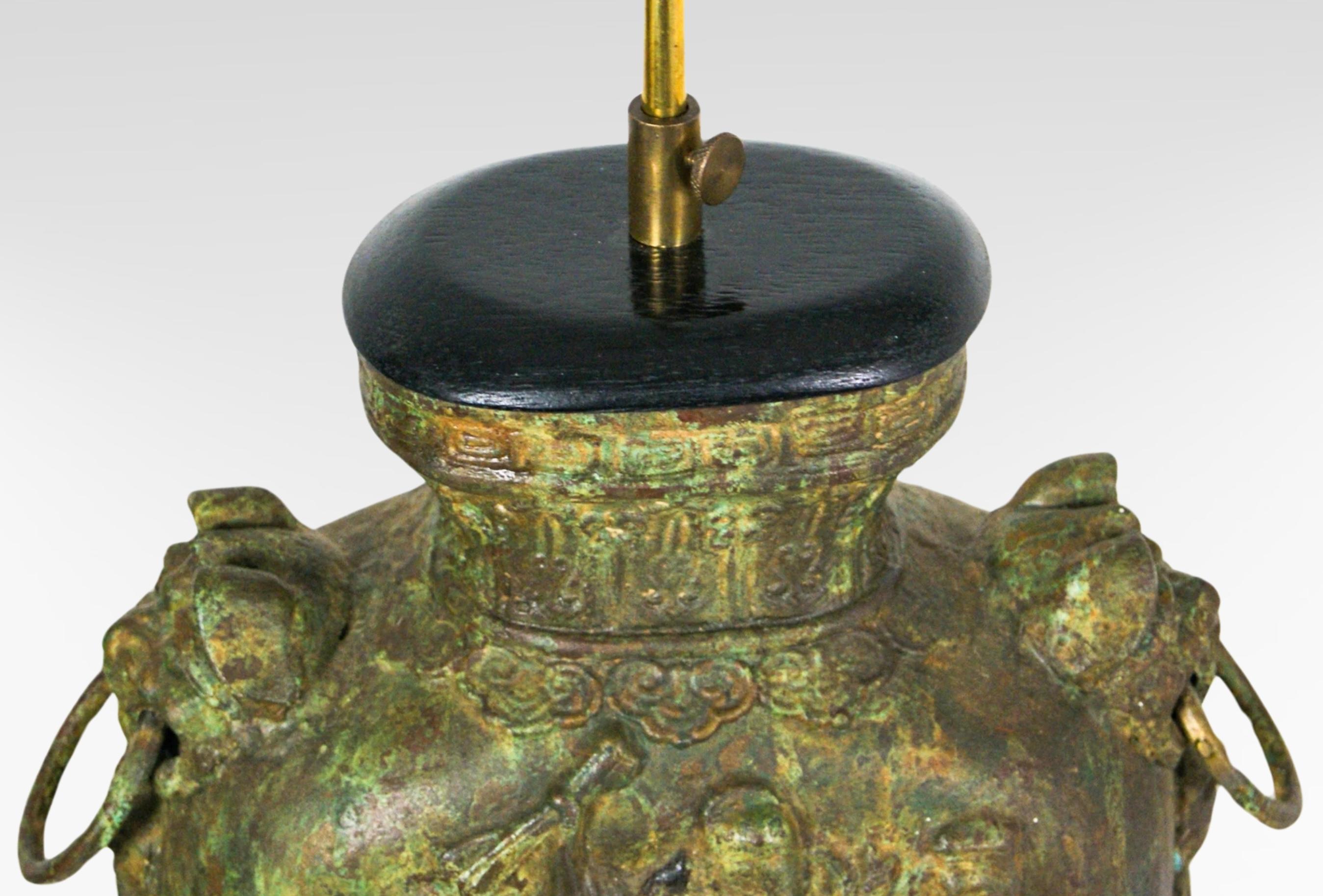 Pareja de grandes lámparas de escritorio chinas de bronce fundido James Mont attr. en venta 5