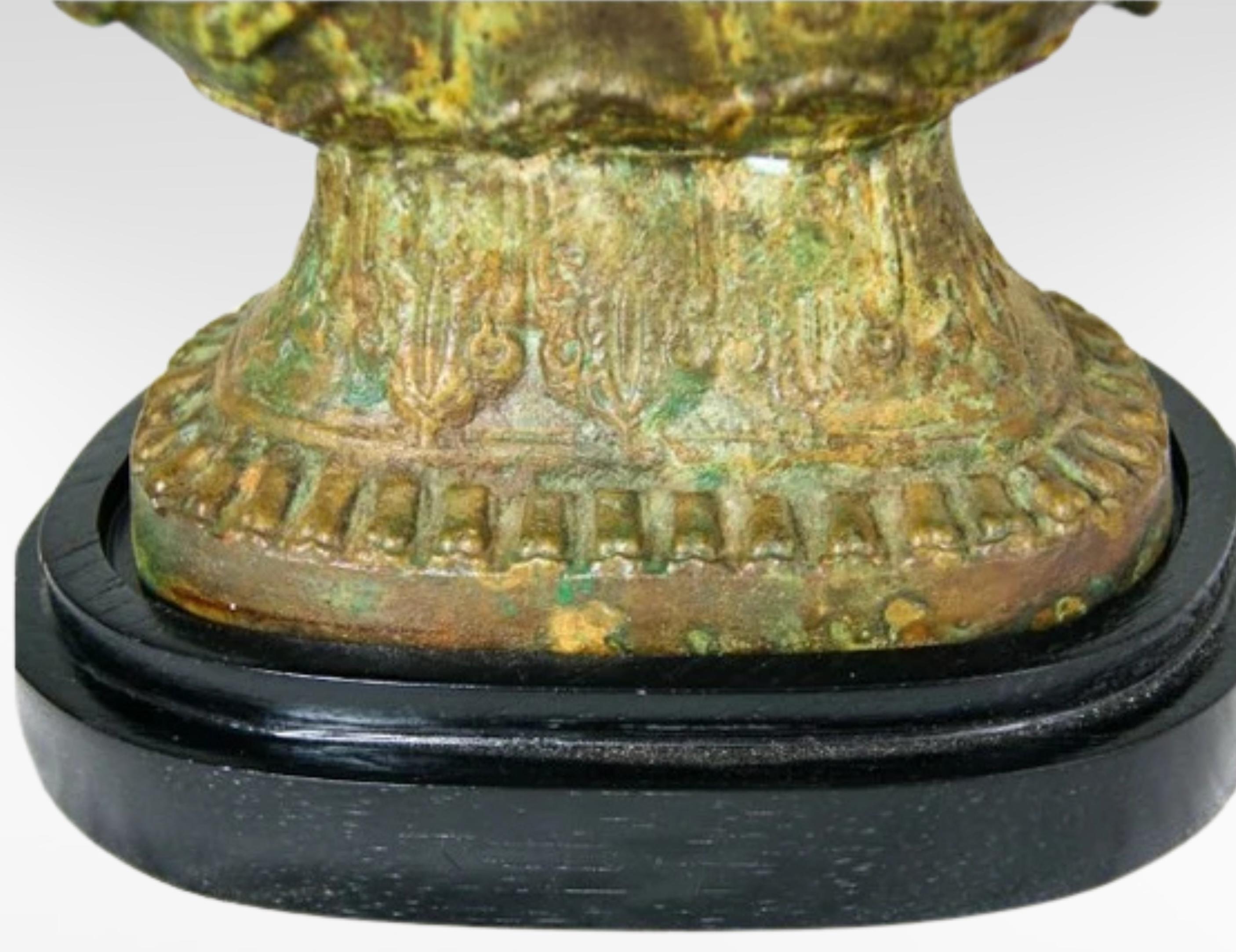 Pareja de grandes lámparas de escritorio chinas de bronce fundido James Mont attr. en venta 6