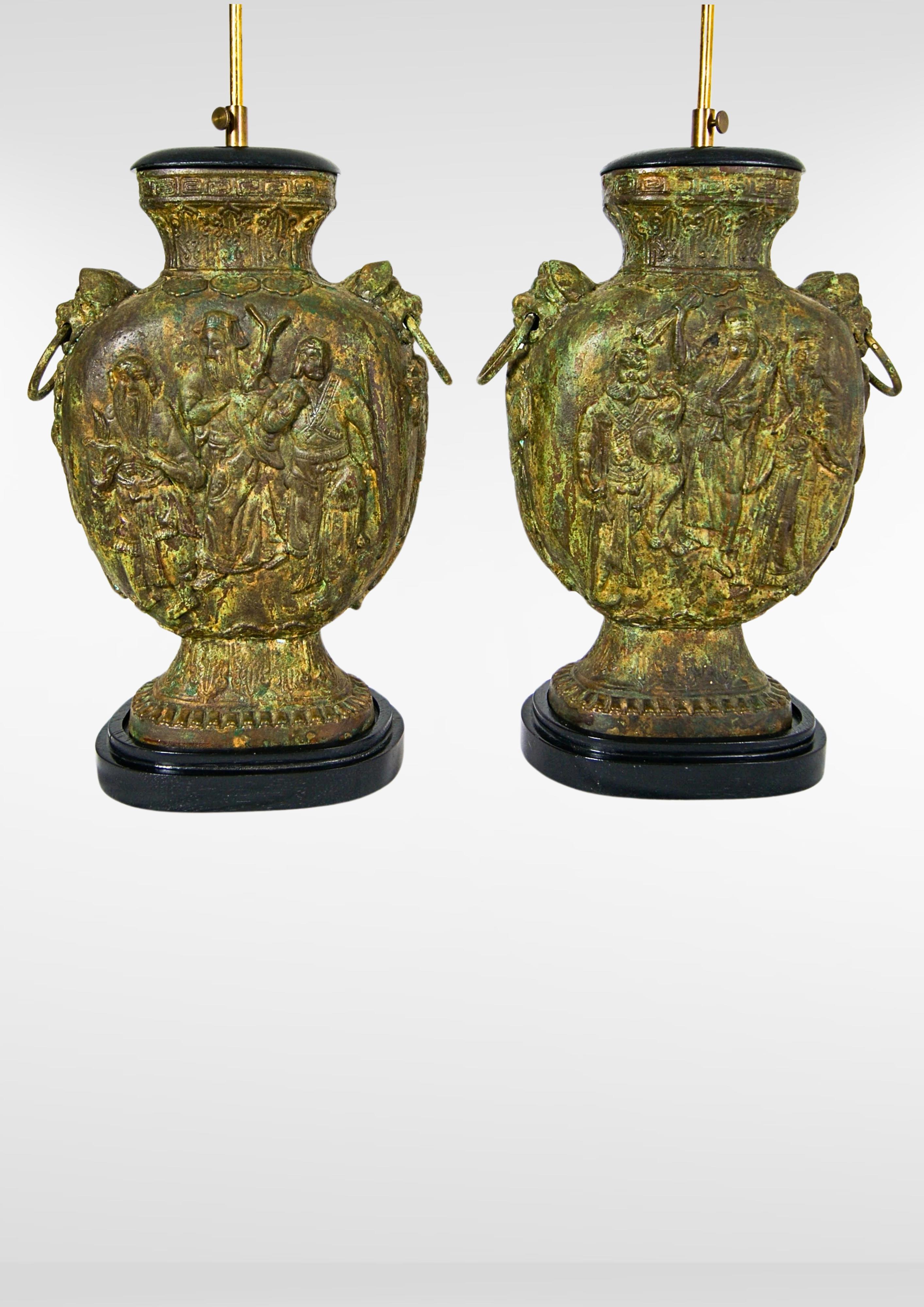Pareja de grandes lámparas de escritorio chinas de bronce fundido James Mont attr. Chinoiserie en venta