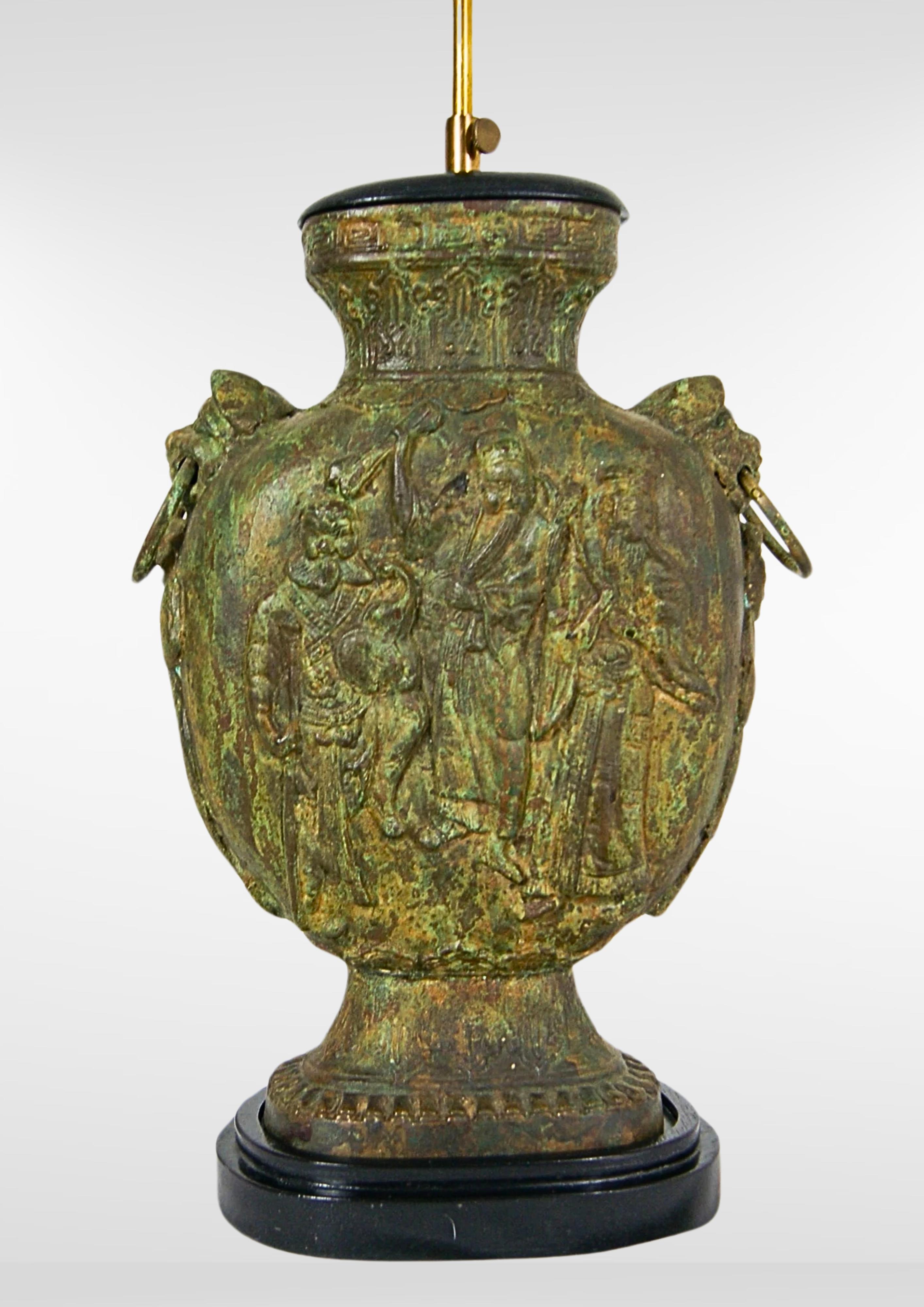 Pareja de grandes lámparas de escritorio chinas de bronce fundido James Mont attr. Belga en venta