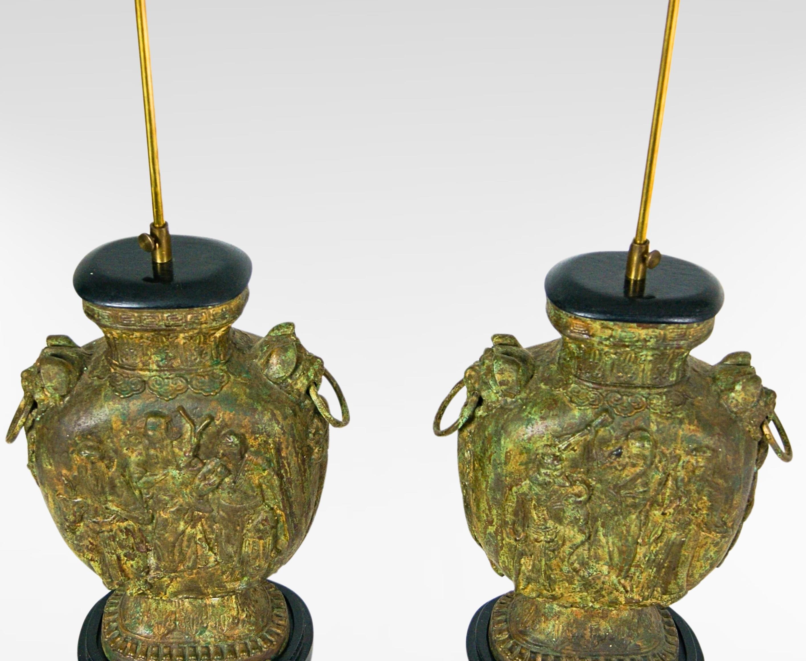 Pareja de grandes lámparas de escritorio chinas de bronce fundido James Mont attr. Vaciado en venta