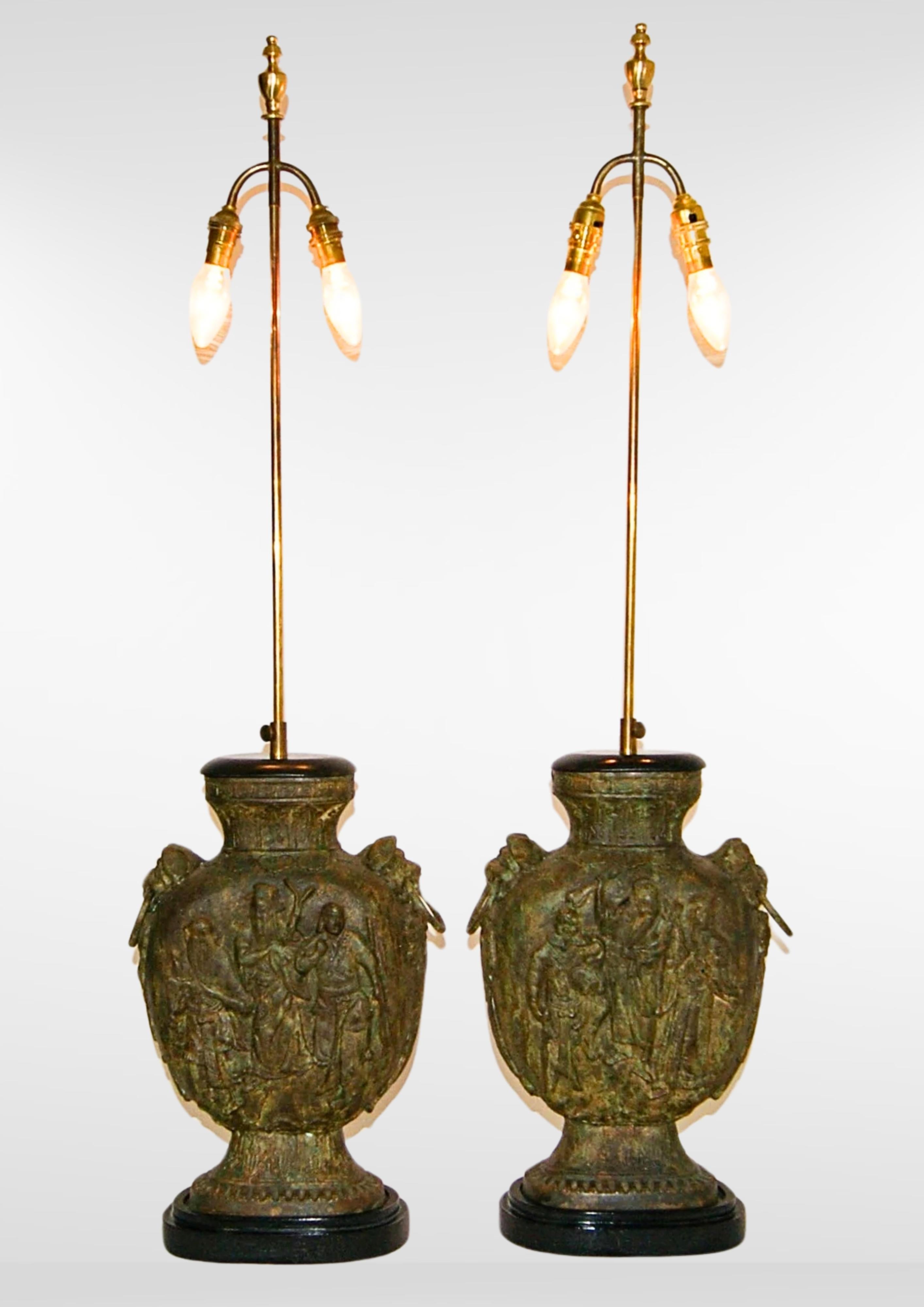 Pareja de grandes lámparas de escritorio chinas de bronce fundido James Mont attr. en Bueno estado para la venta en Torquay, GB