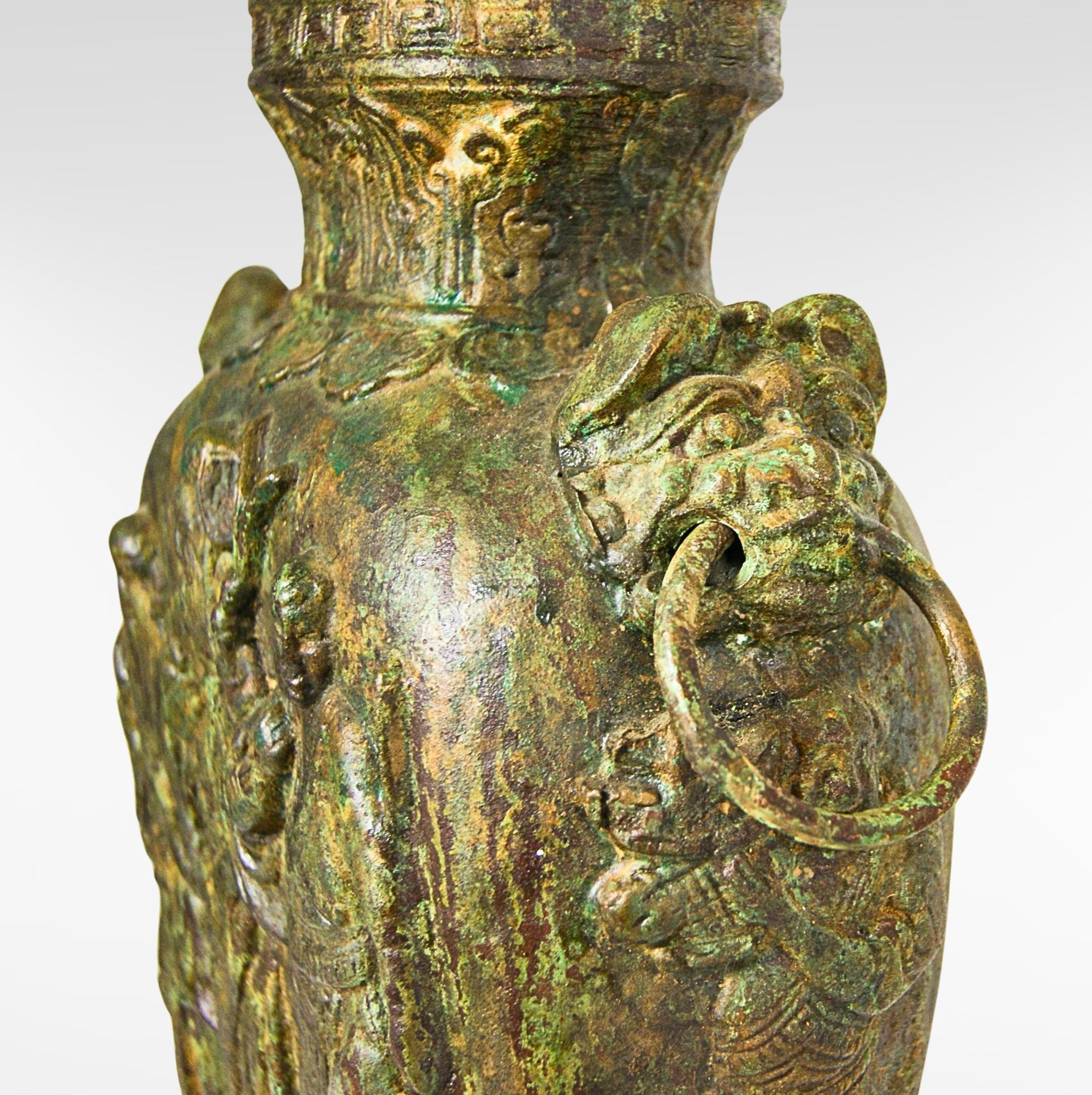 Pareja de grandes lámparas de escritorio chinas de bronce fundido James Mont attr. siglo XX en venta