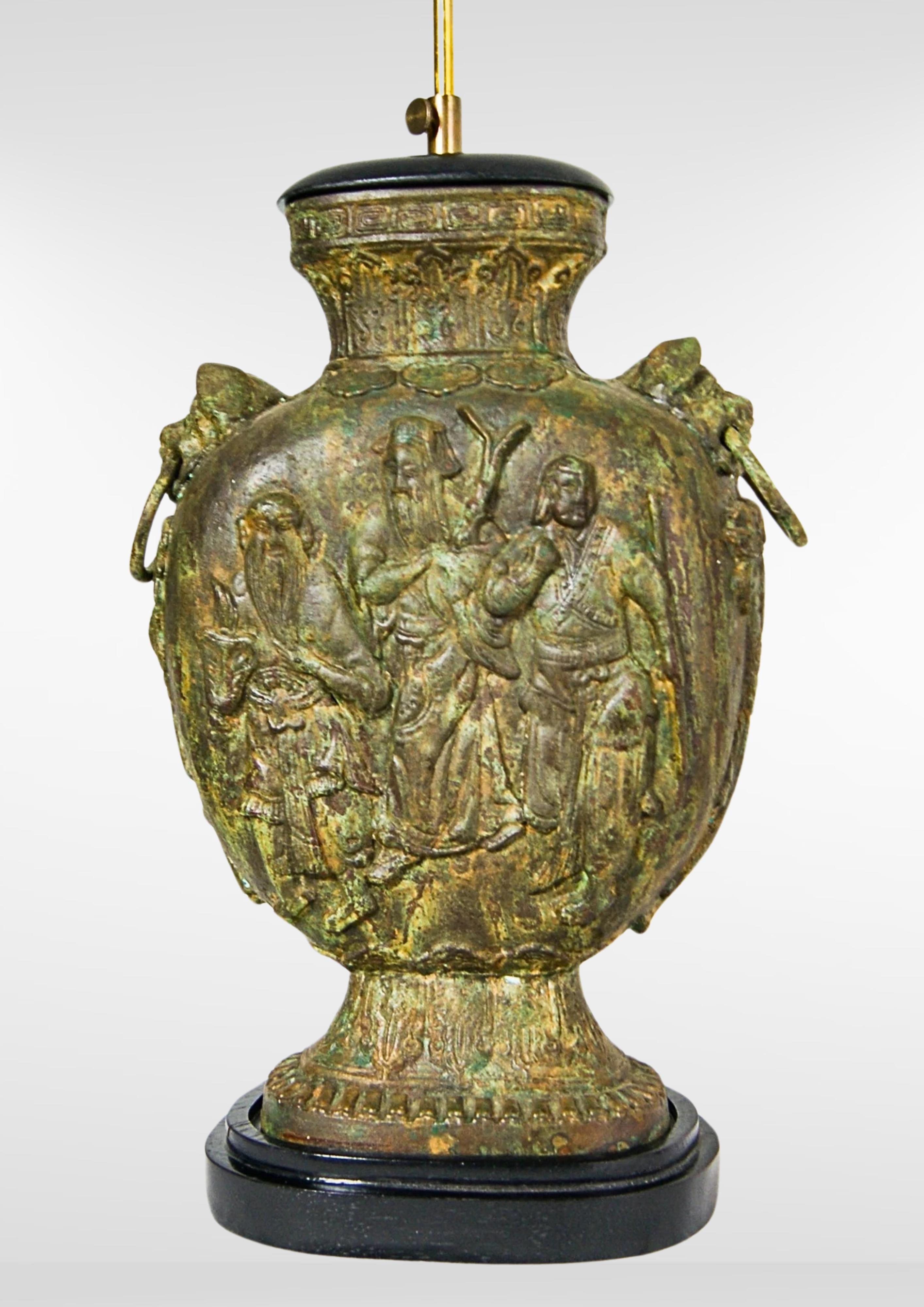 Pareja de grandes lámparas de escritorio chinas de bronce fundido James Mont attr. Latón en venta