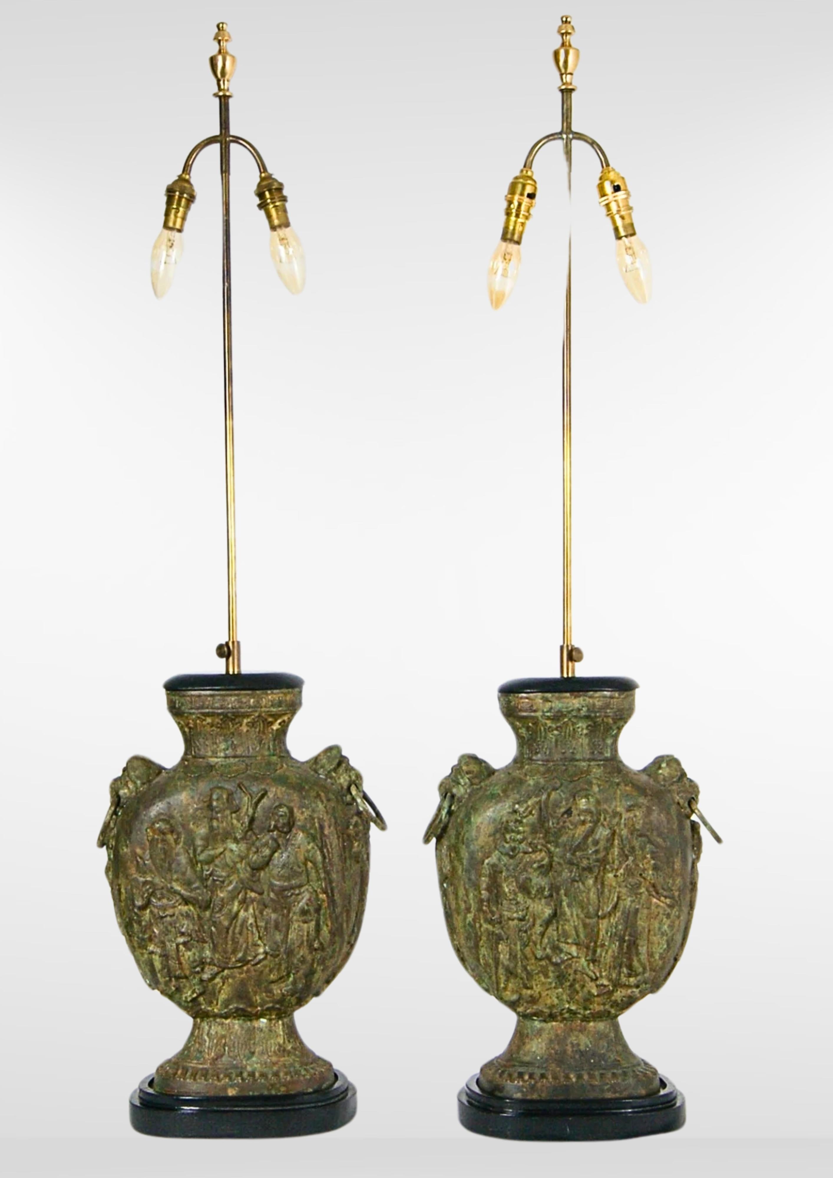 Pareja de grandes lámparas de escritorio chinas de bronce fundido James Mont attr. en venta 1