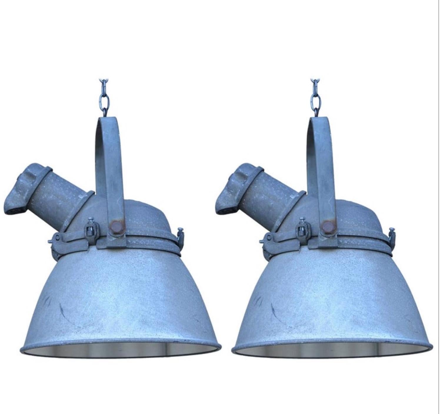 Paire de grandes lampes suspendues industrielles en fonte, aluminium et verre en vente