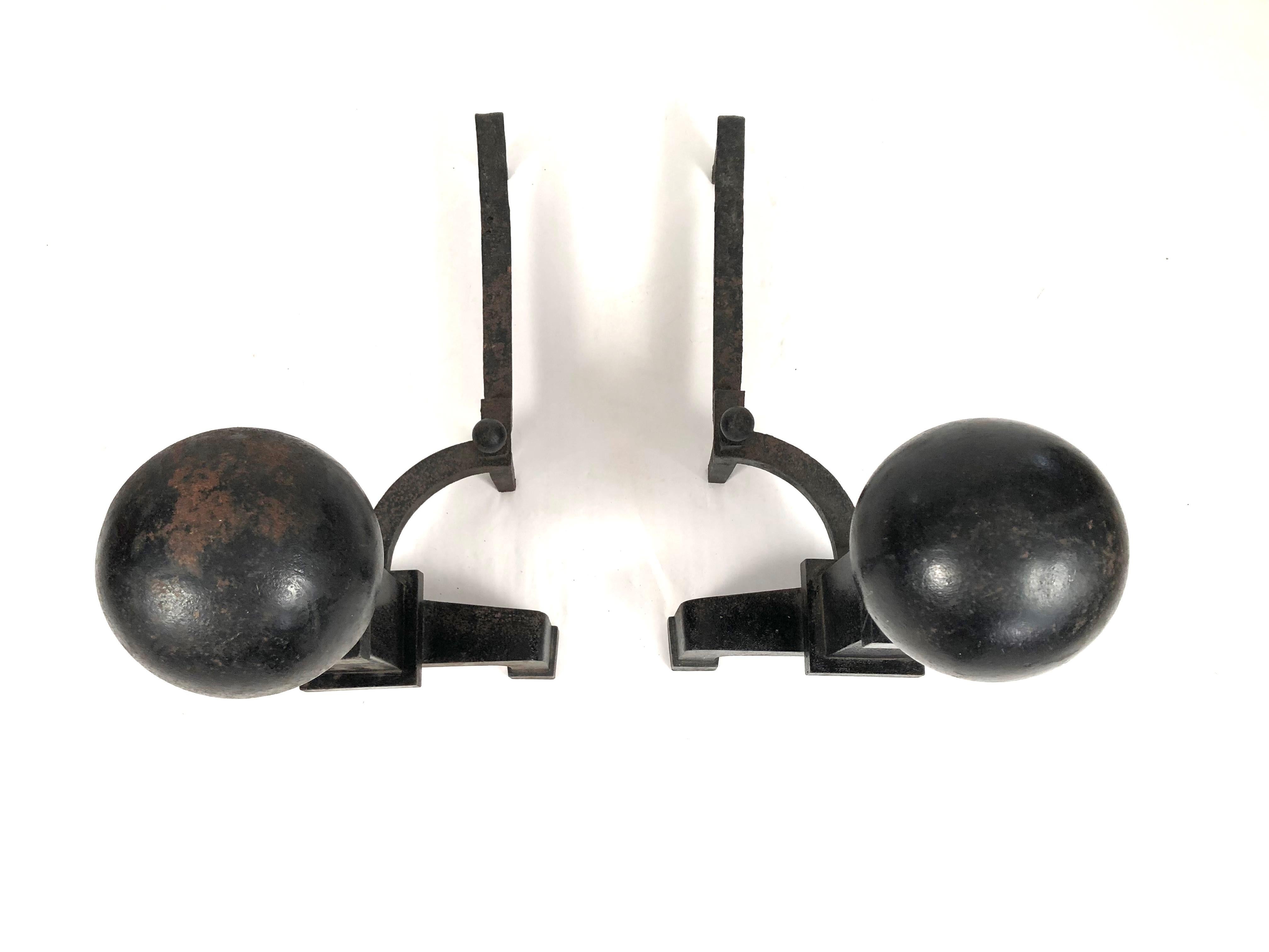 Paar großer schwarzer Gusseisen-Kugel-Andirons (Eisen)