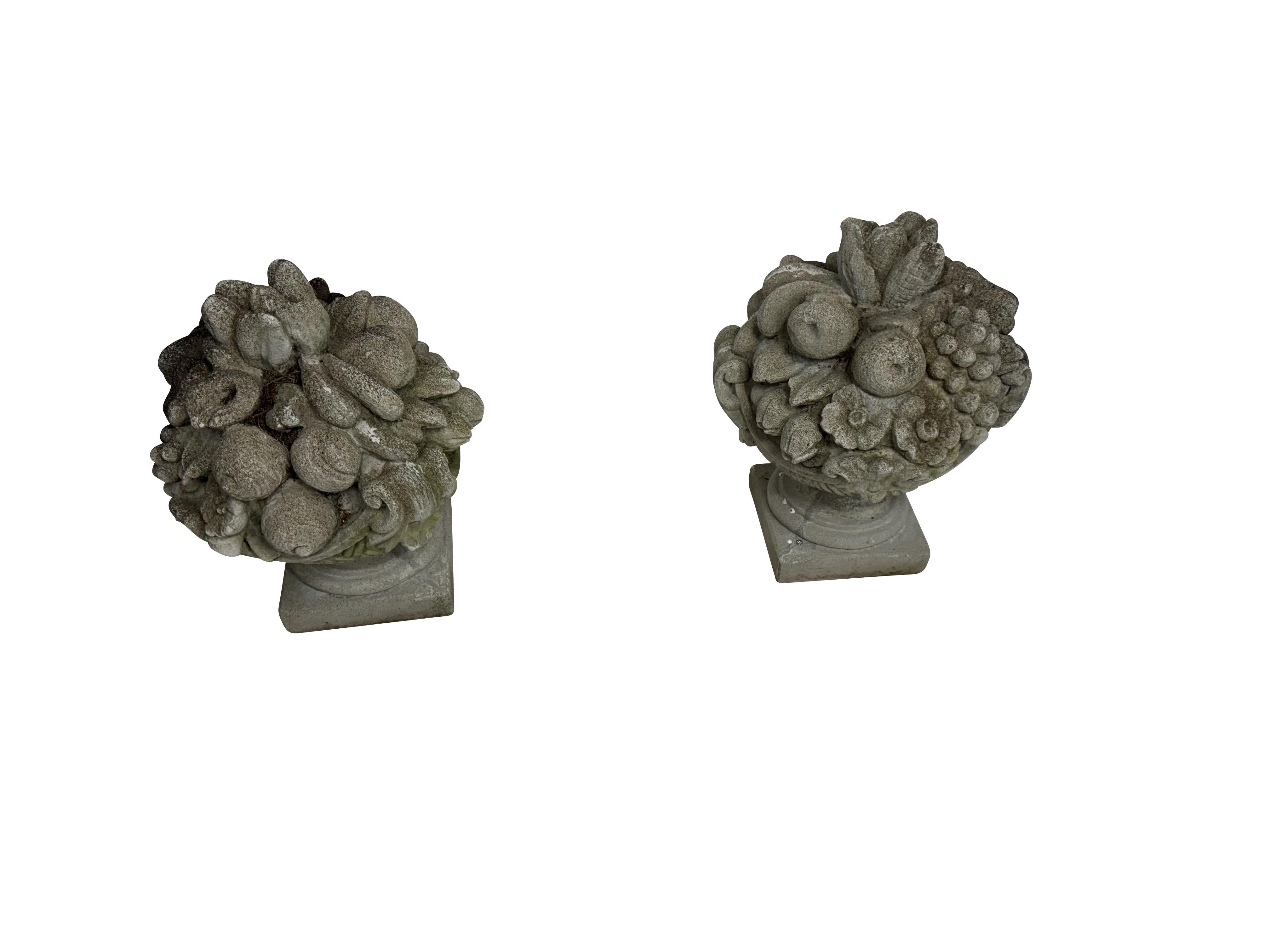 Panier de jardin en pierre moulée du milieu du XIXe siècle débordant d'un bouquet de fruits et de fleurs sculptés. Ce panier présente une grande profondeur dans les détails et une belle patine vieillie. Parfait pour l'intérieur ou l'extérieur.