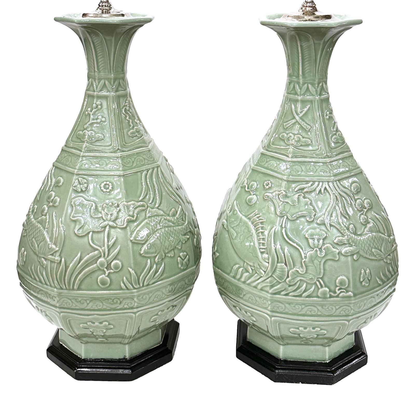Zwei chinesische Celadon-Tischlampen mit Fischdekoration und Holzsockel aus den 1950er Jahren.

Abmessungen:
Höhe des Körpers: 23