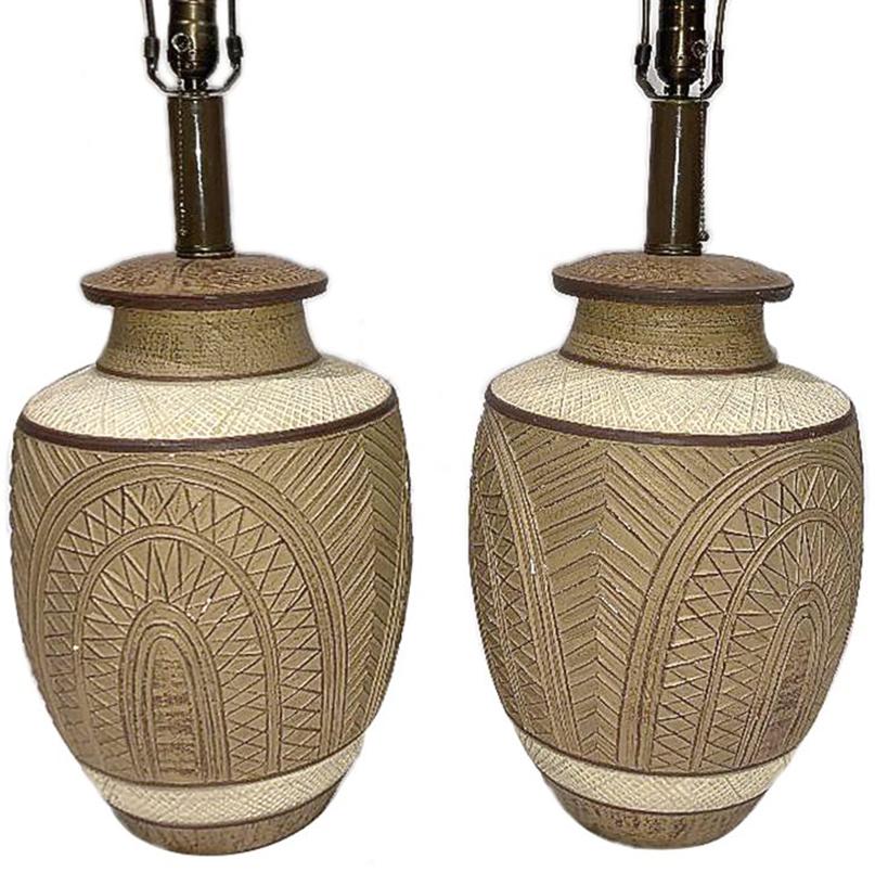 Paire de grandes lampes de table italiennes en céramique des années 1960, à décor de motifs abstraits.

Mesures :
Hauteur du corps 18
Diamètre 11