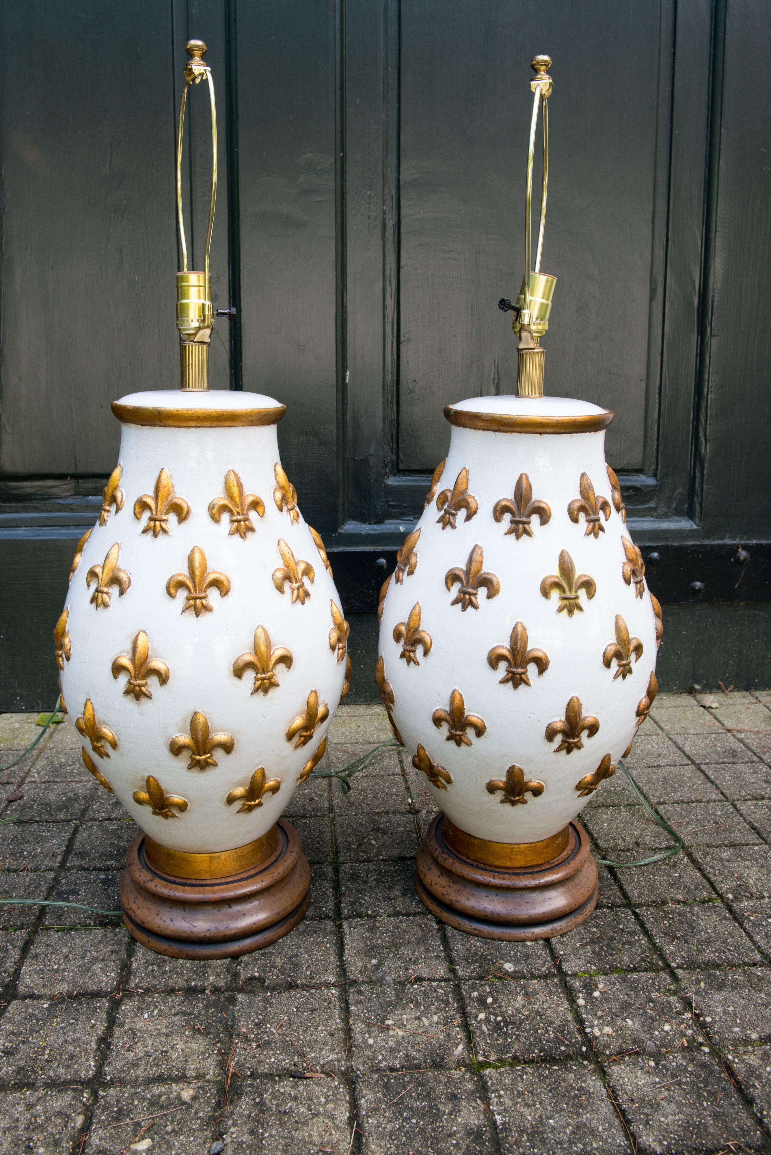 Pair of Large Ceramic Fleur De Lis Lamps For Sale 3