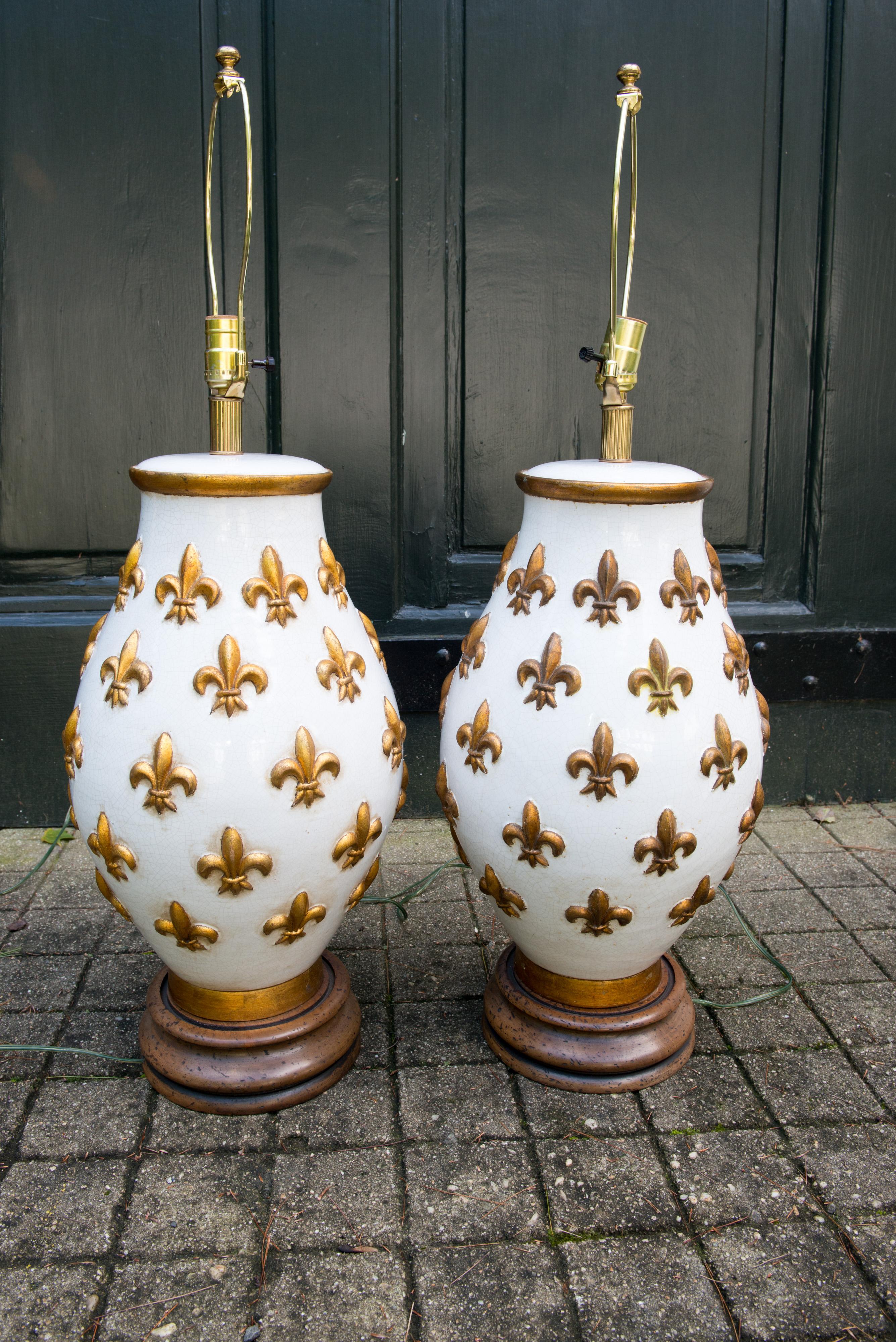 Paire de grandes lampes Fleur De Lis en céramique en vente 4