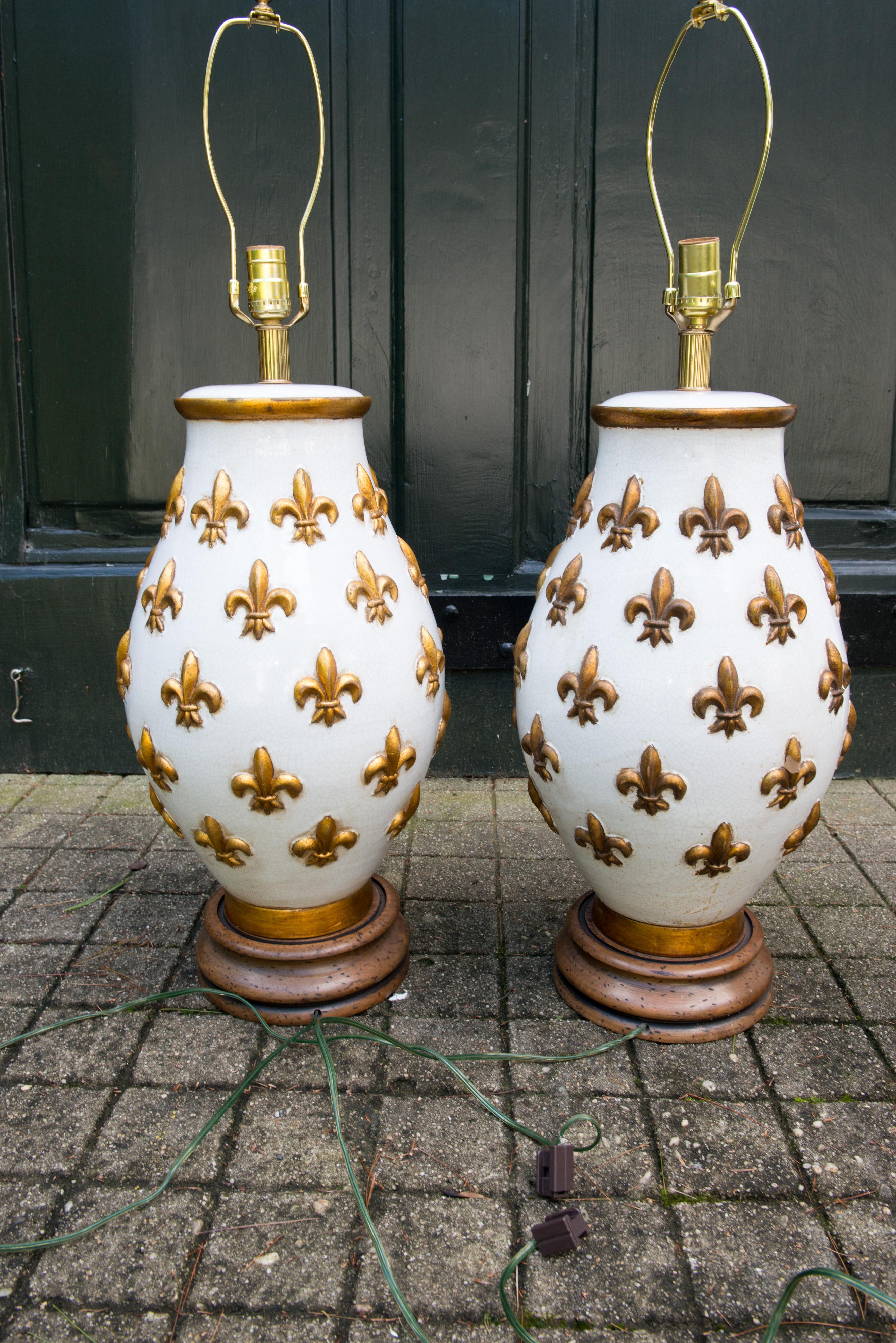 Pair of Large Ceramic Fleur De Lis Lamps For Sale 4
