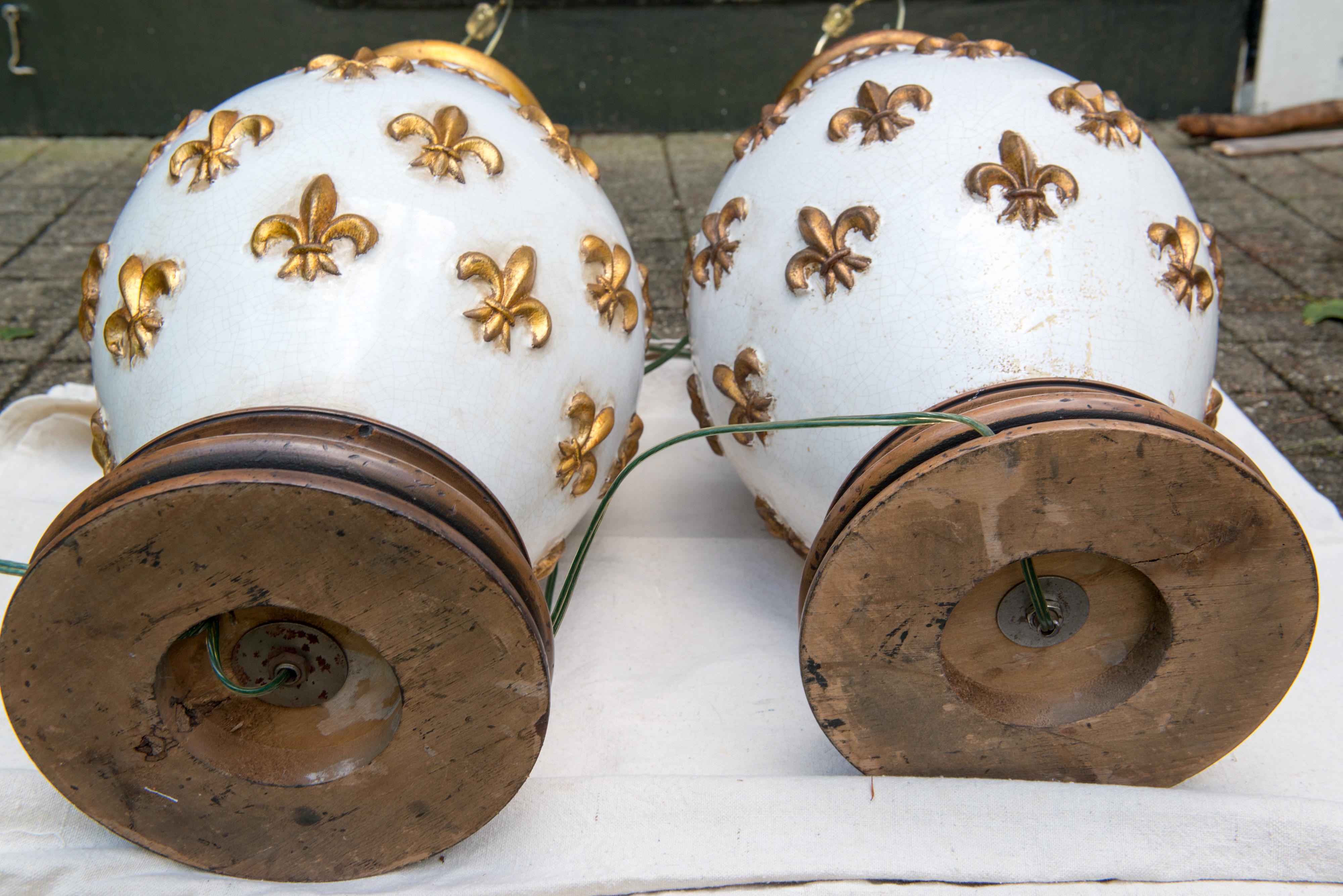 Pair of Large Ceramic Fleur De Lis Lamps For Sale 6