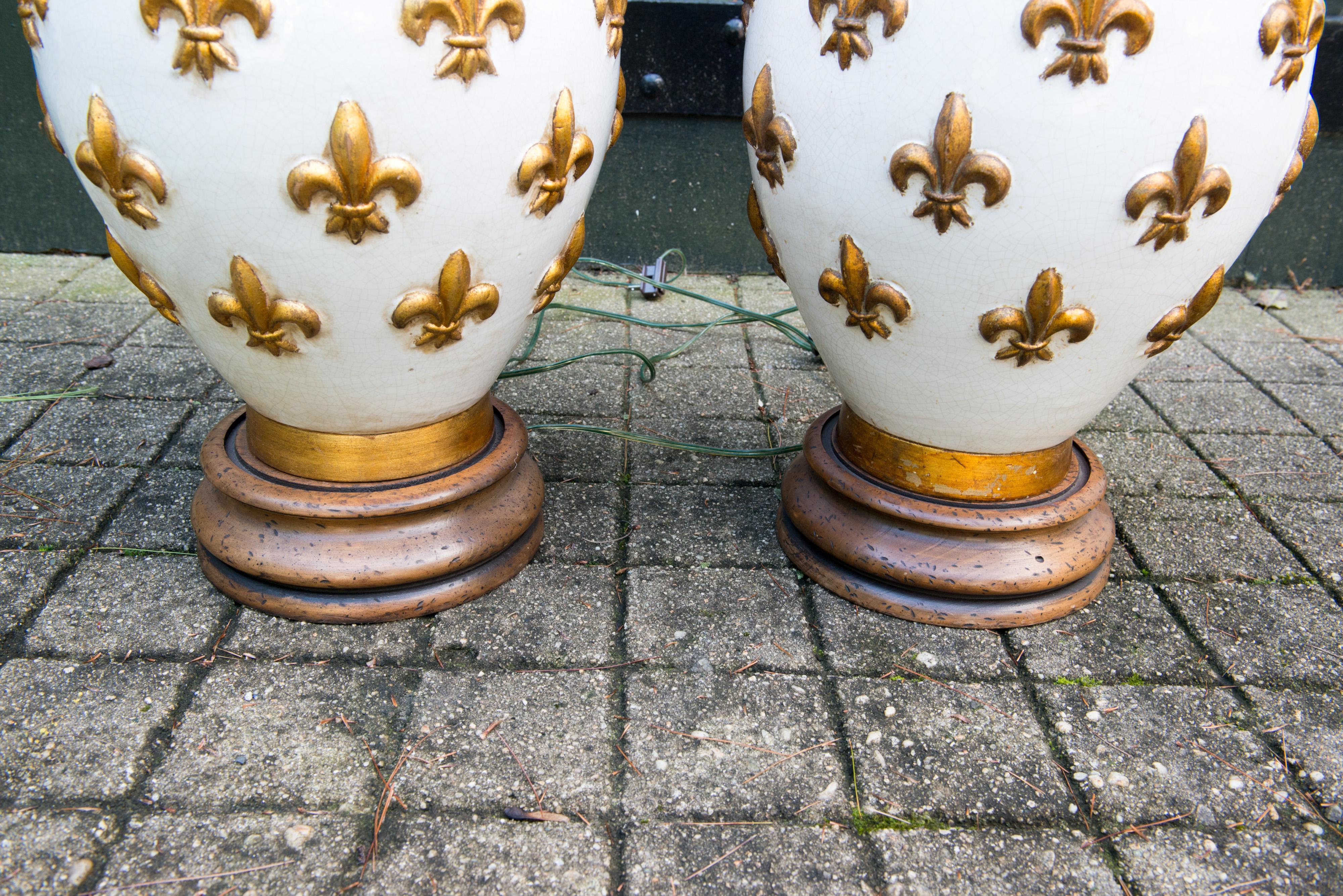 Große Fleur De Lis-Lampen aus Keramik, Paar (amerikanisch) im Angebot