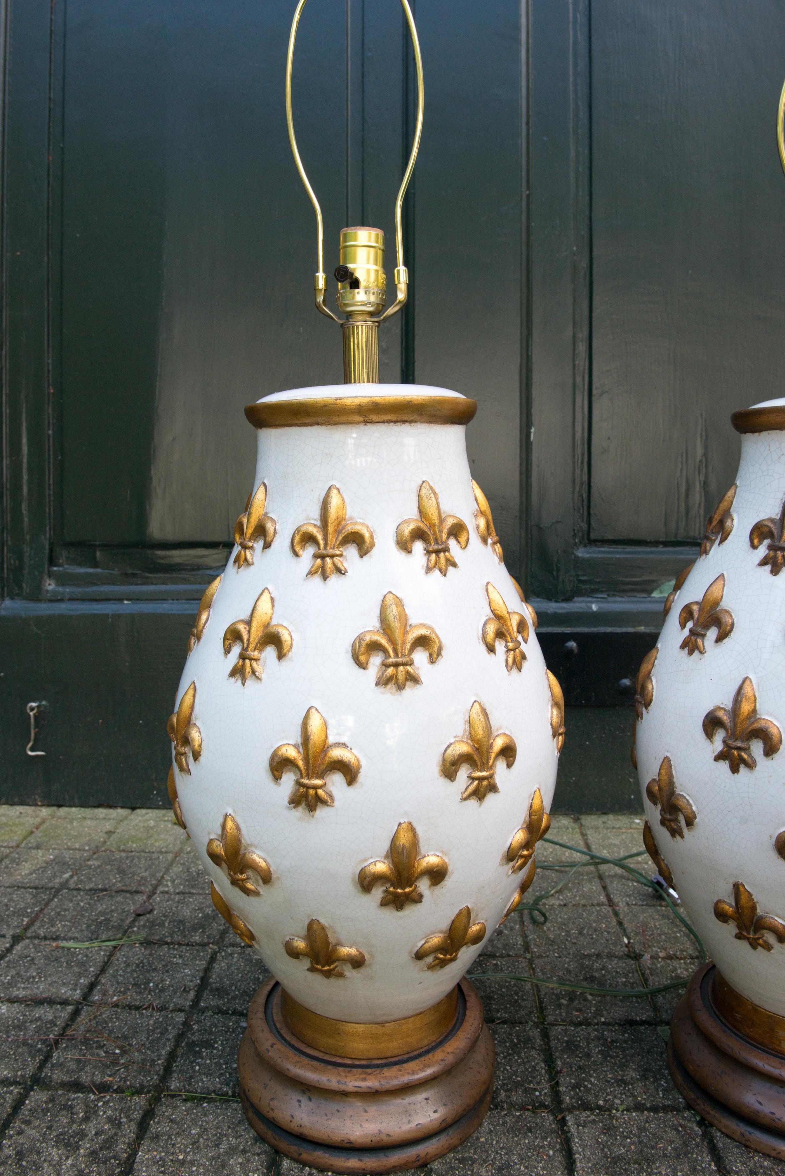 Große Fleur De Lis-Lampen aus Keramik, Paar im Zustand „Hervorragend“ im Angebot in Stamford, CT