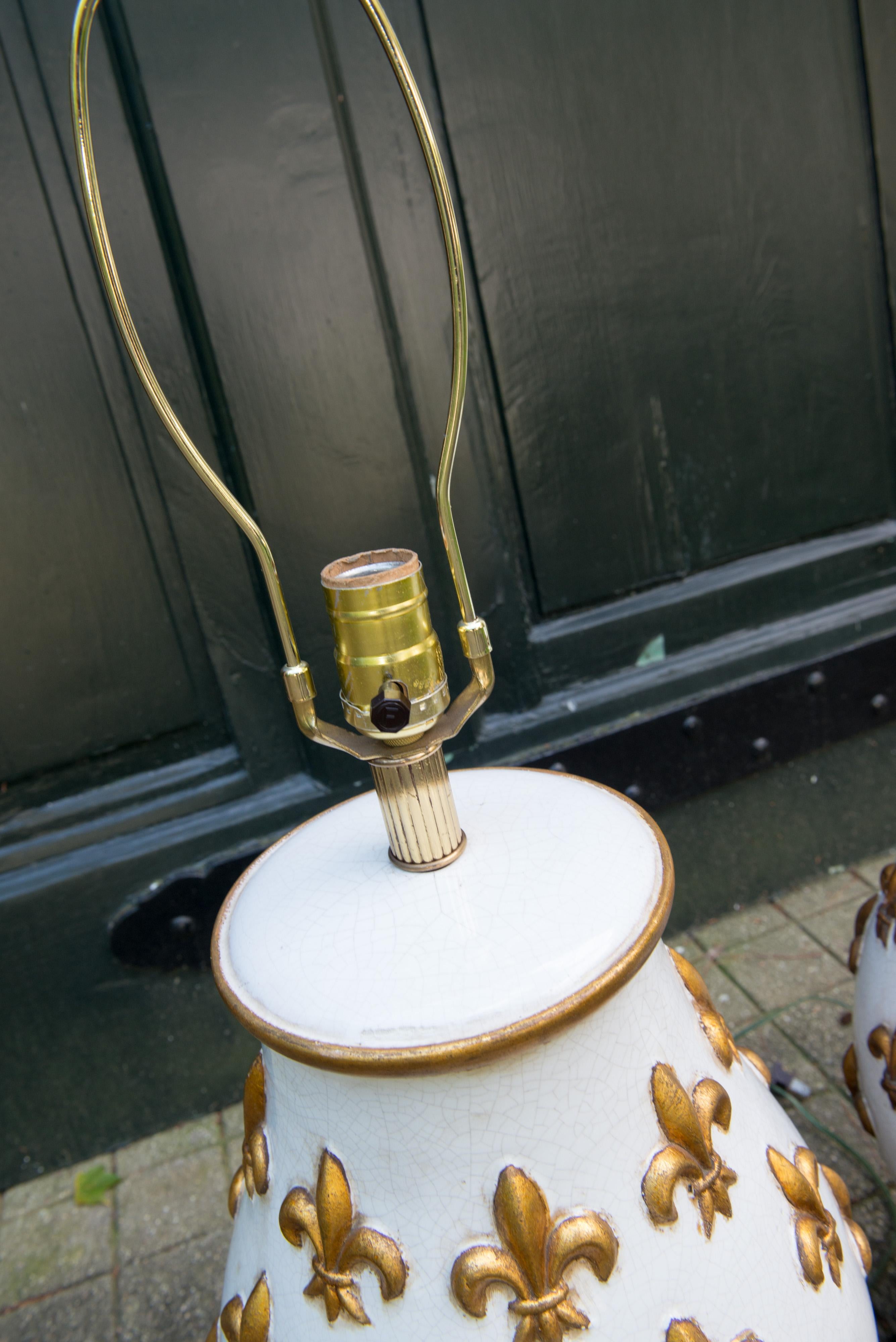 Paire de grandes lampes Fleur De Lis en céramique en vente 1