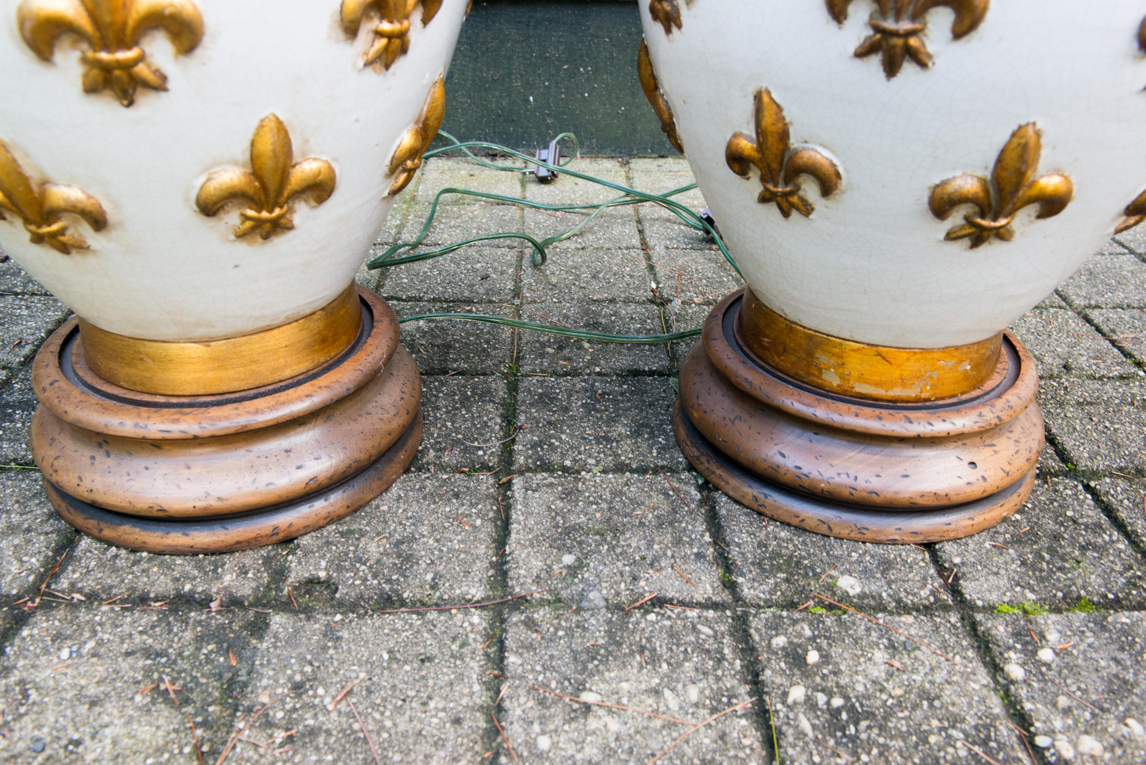 Große Fleur De Lis-Lampen aus Keramik, Paar im Angebot 4