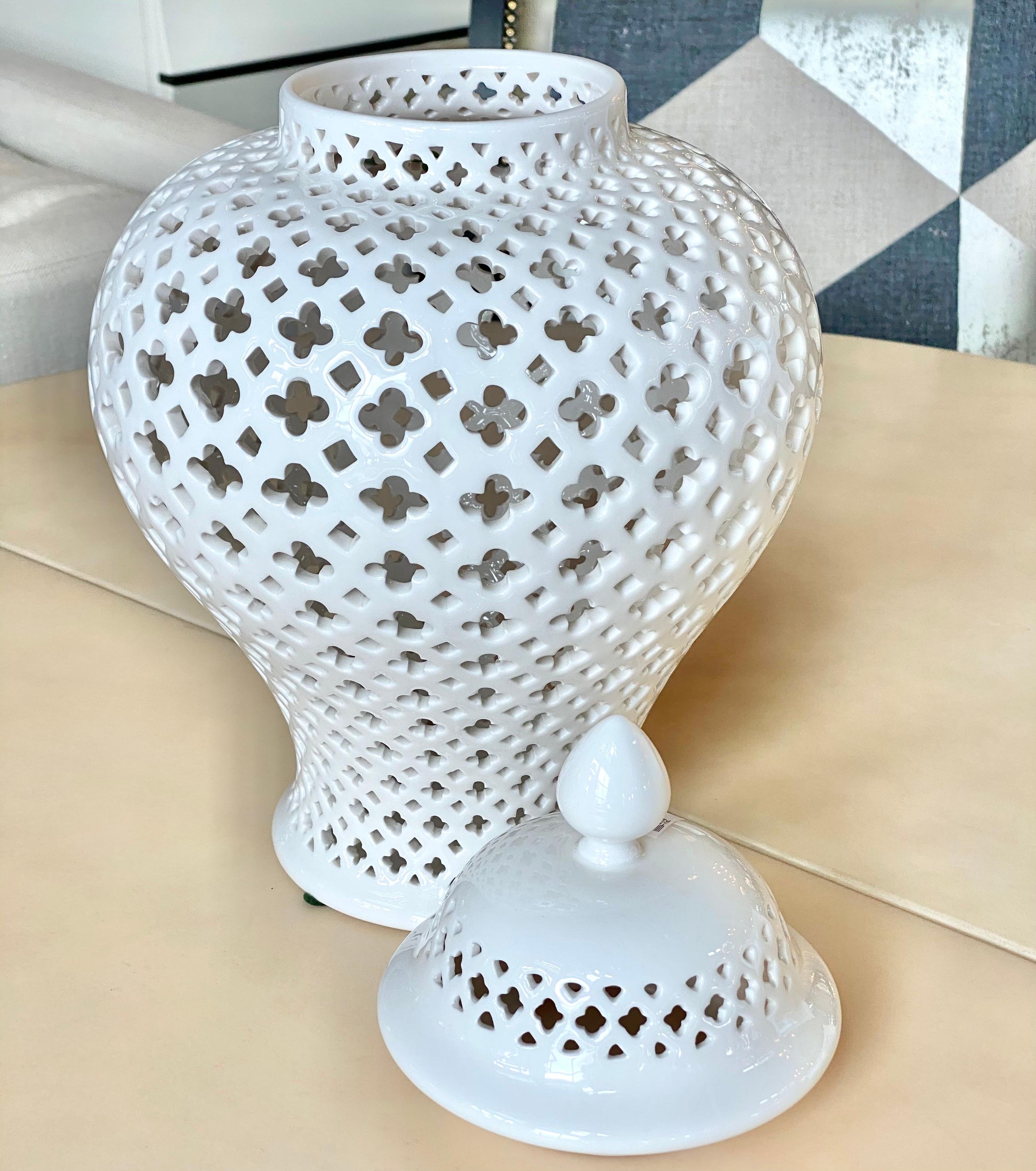 Pair of Large Ceramic Ginger Jars In Good Condition In Bridgehampton, NY
