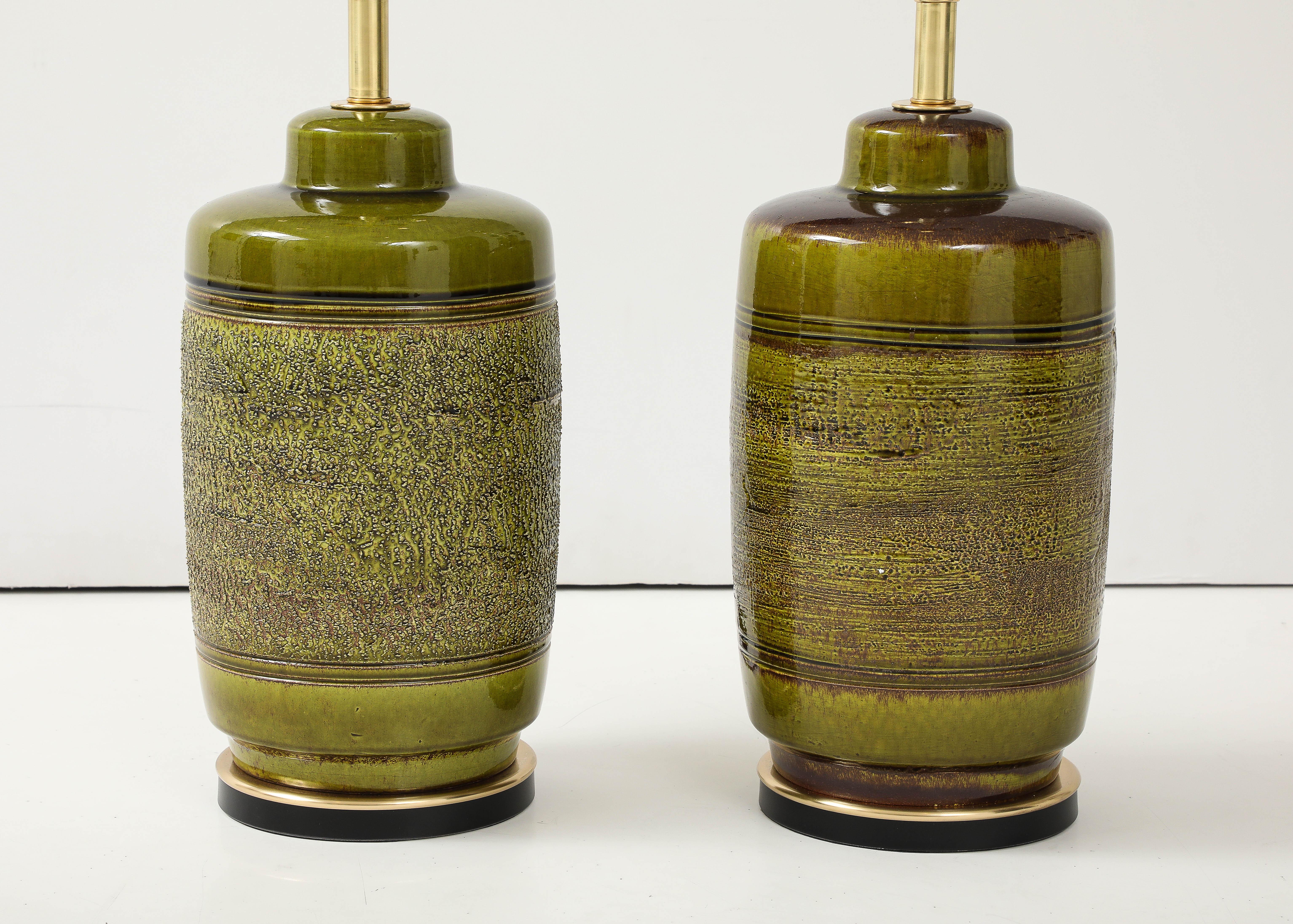 Mid-Century Modern Paire de grandes lampes en céramique avec une merveilleuse finition de glaçure mousse texturée. en vente