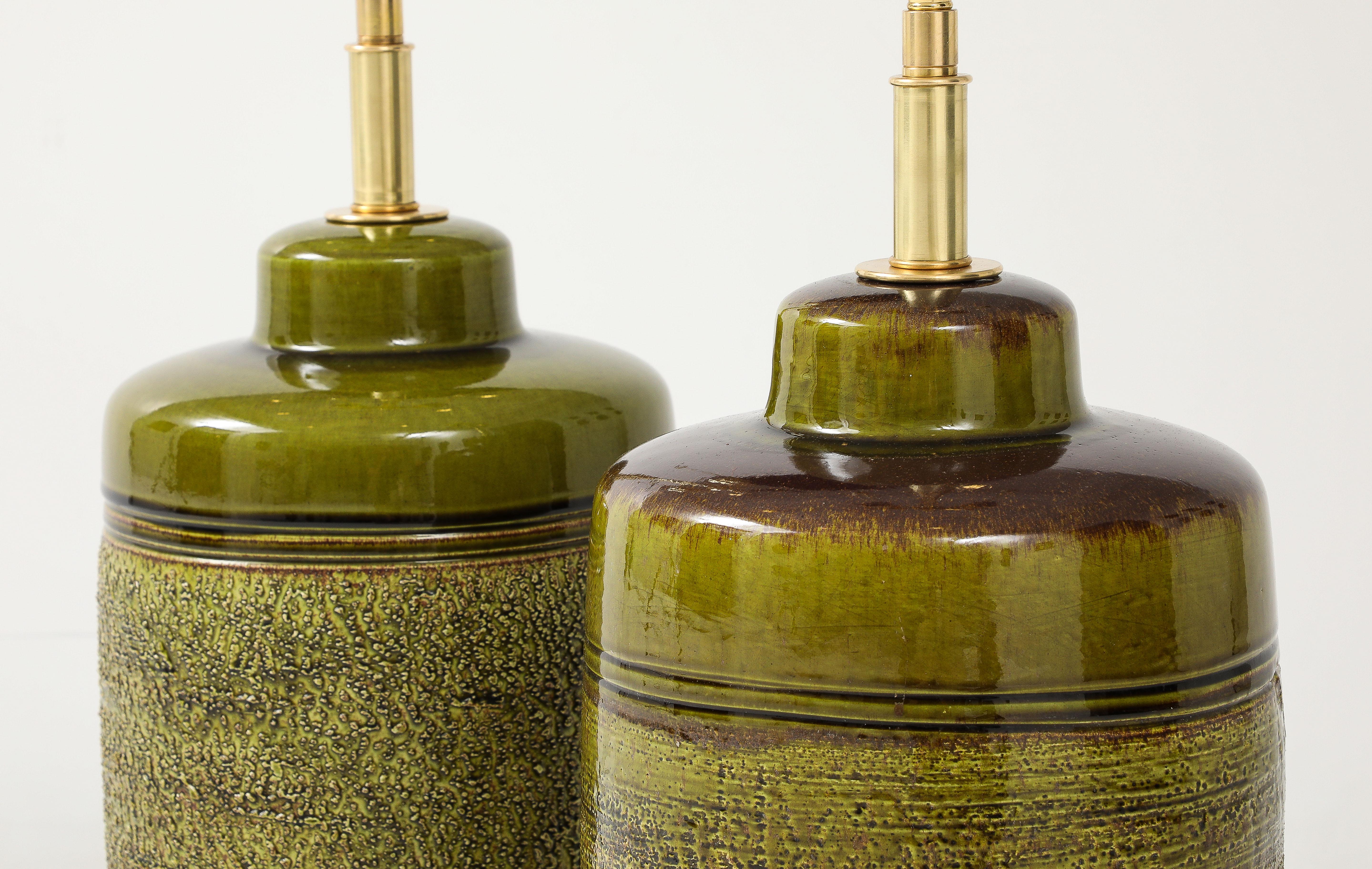 Vernissé Paire de grandes lampes en céramique avec une merveilleuse finition de glaçure mousse texturée. en vente