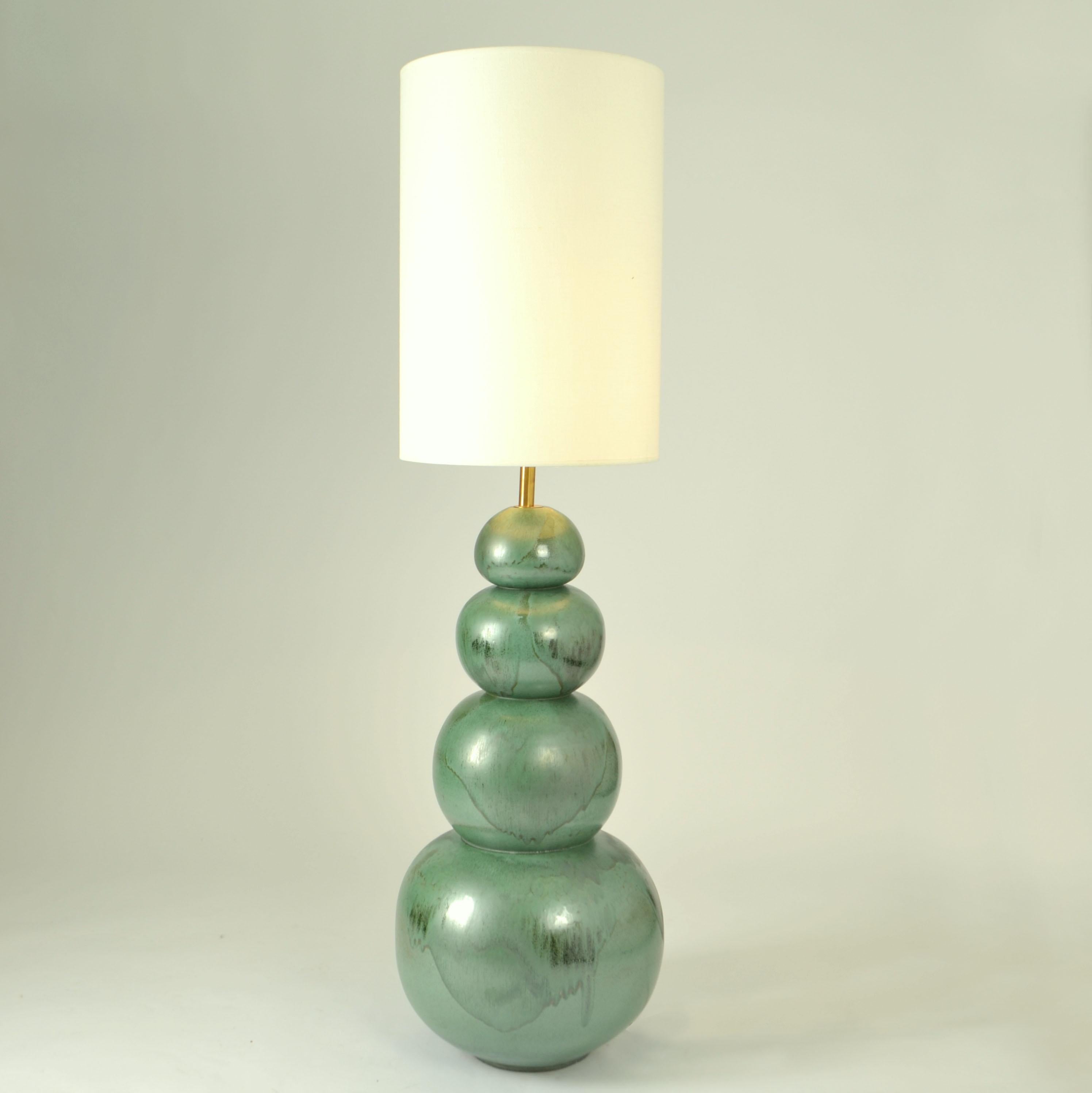 Mid-Century Modern Paire de grands lampadaires vert-de- mer en céramique attribuée à Kaiser en vente