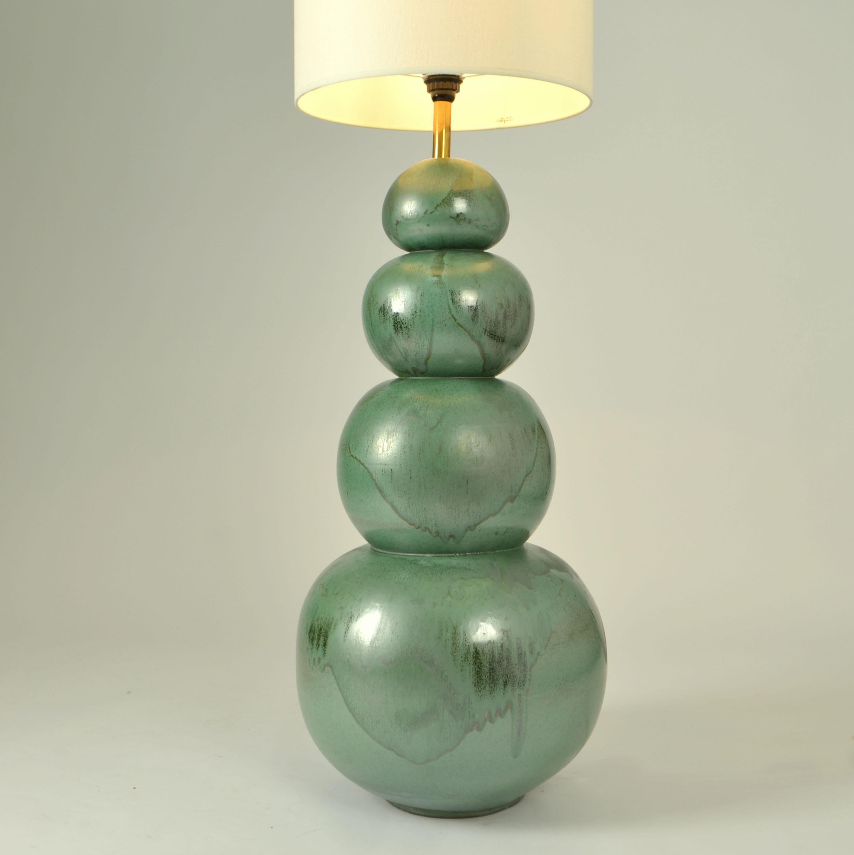 Allemand Paire de grands lampadaires vert-de- mer en céramique attribuée à Kaiser en vente