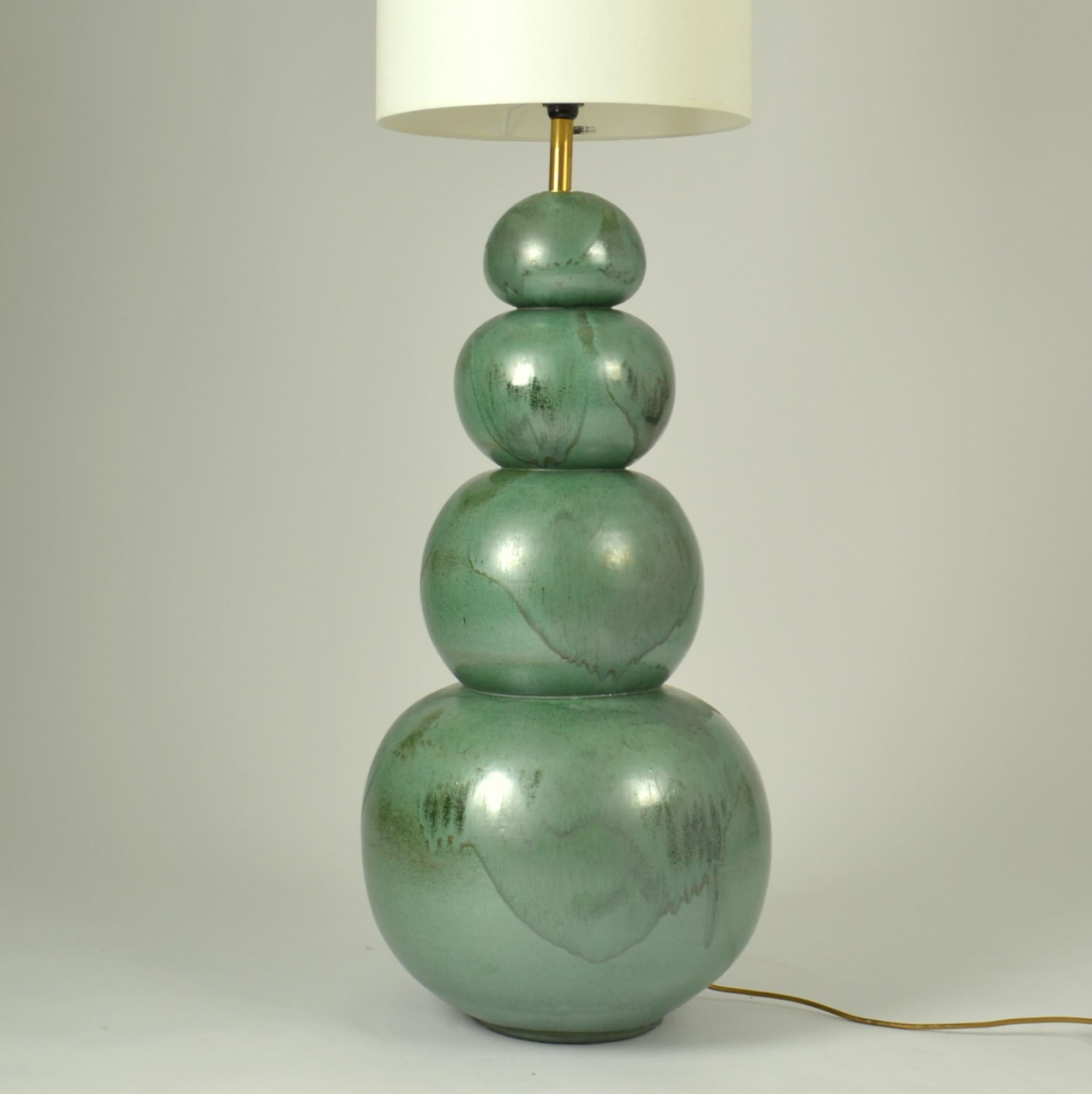 Moulage Paire de grands lampadaires vert-de- mer en céramique attribuée à Kaiser en vente