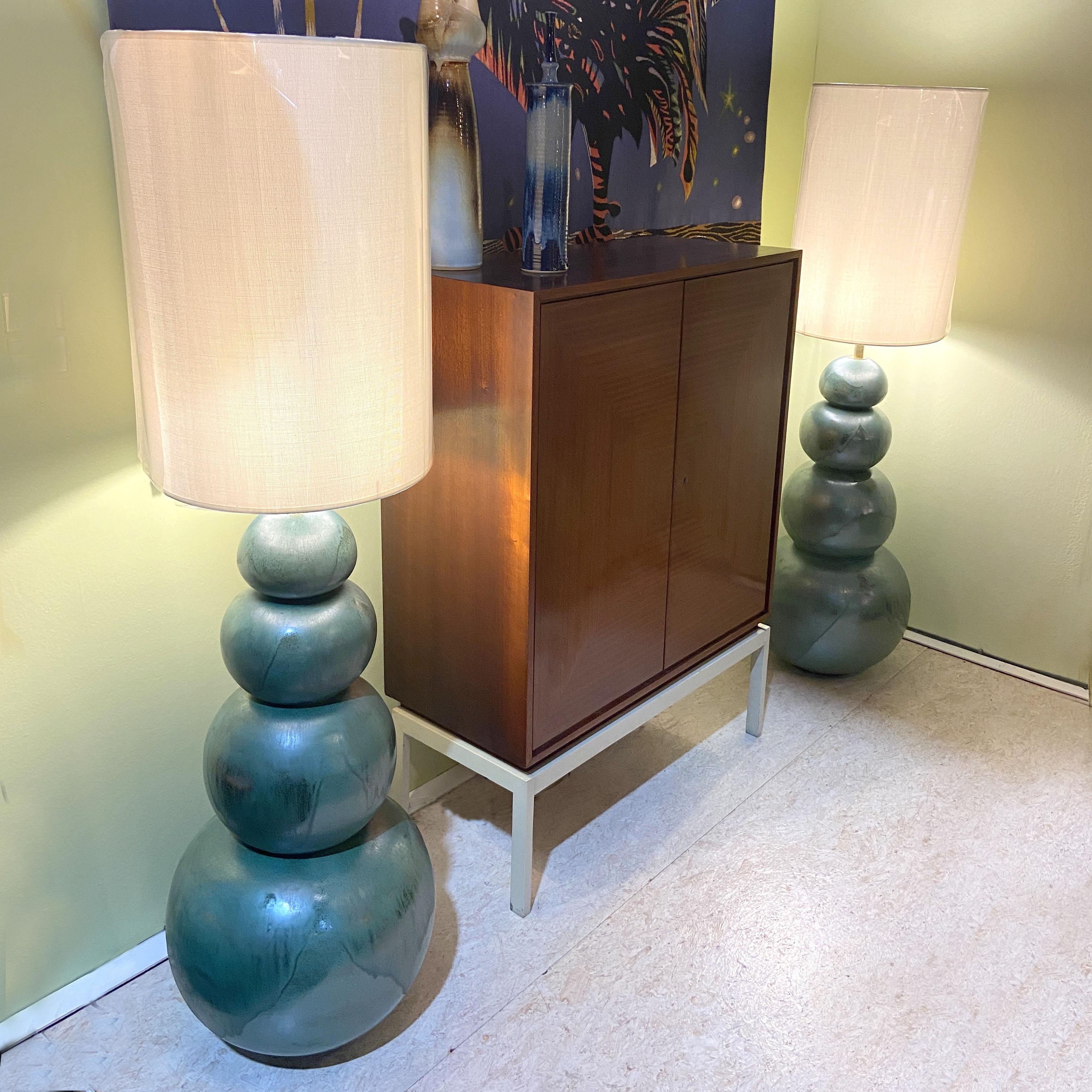 Céramique Paire de grands lampadaires vert-de- mer en céramique attribuée à Kaiser en vente