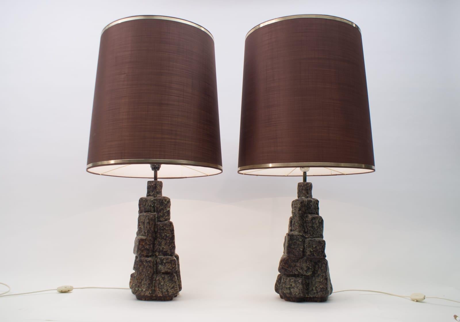The lamps with the shades shown here are 94 cm high, the lamp base alone measures 52 cm.

The lamp is offered without the lampshade.

There is a European plug on it. You may need probably an adapter for 110 Volt.