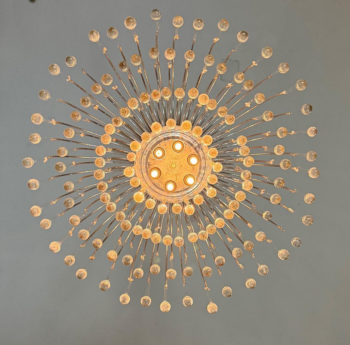 Paire de grands lustres décorés de gouttes de verre, montures en métal chromé, Italie circa 1960.