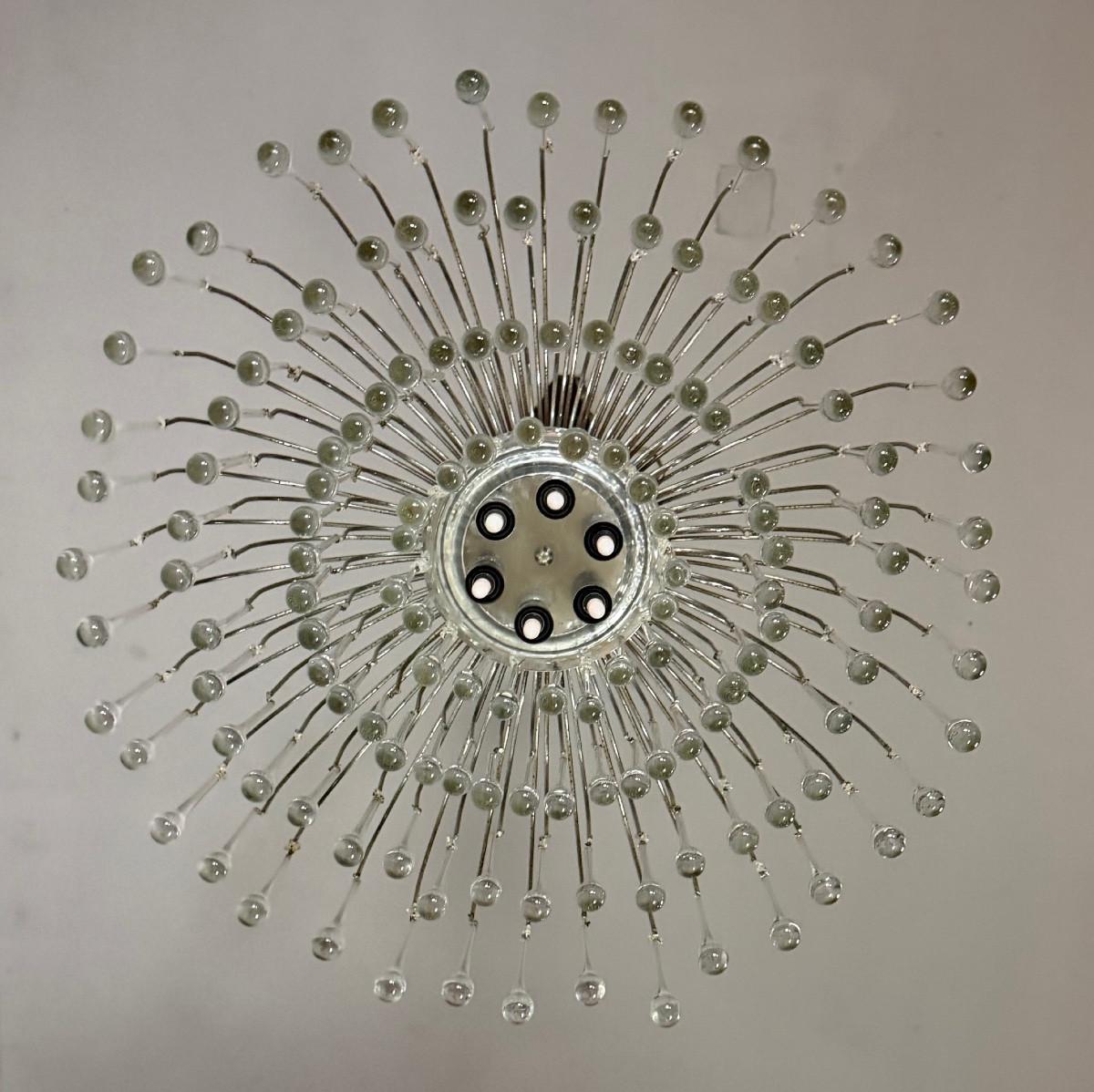 Art déco Paire de grands lustres décorés de gouttes de verre, cadres en métal chromé, Italie en vente