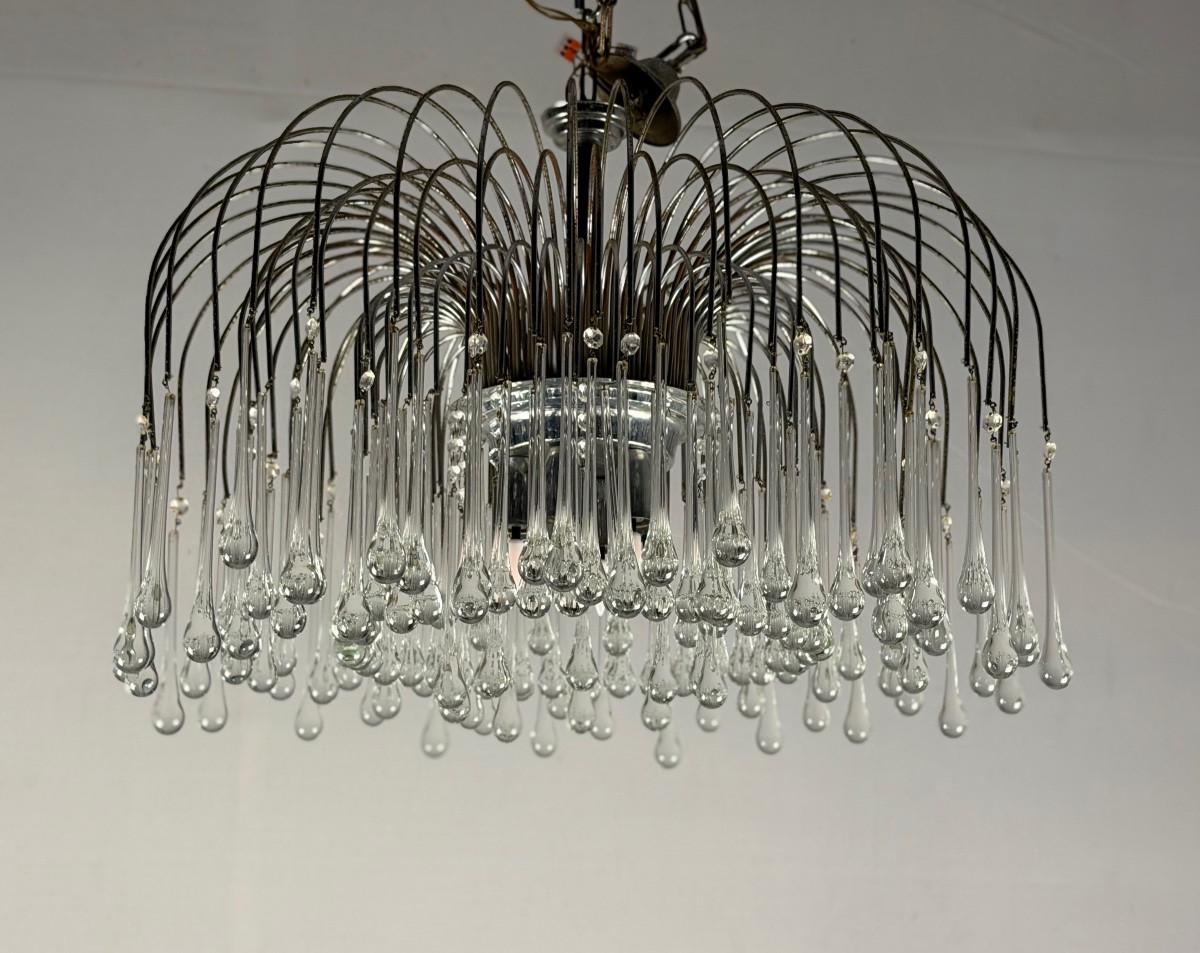 italien Paire de grands lustres décorés de gouttes de verre, cadres en métal chromé, Italie en vente