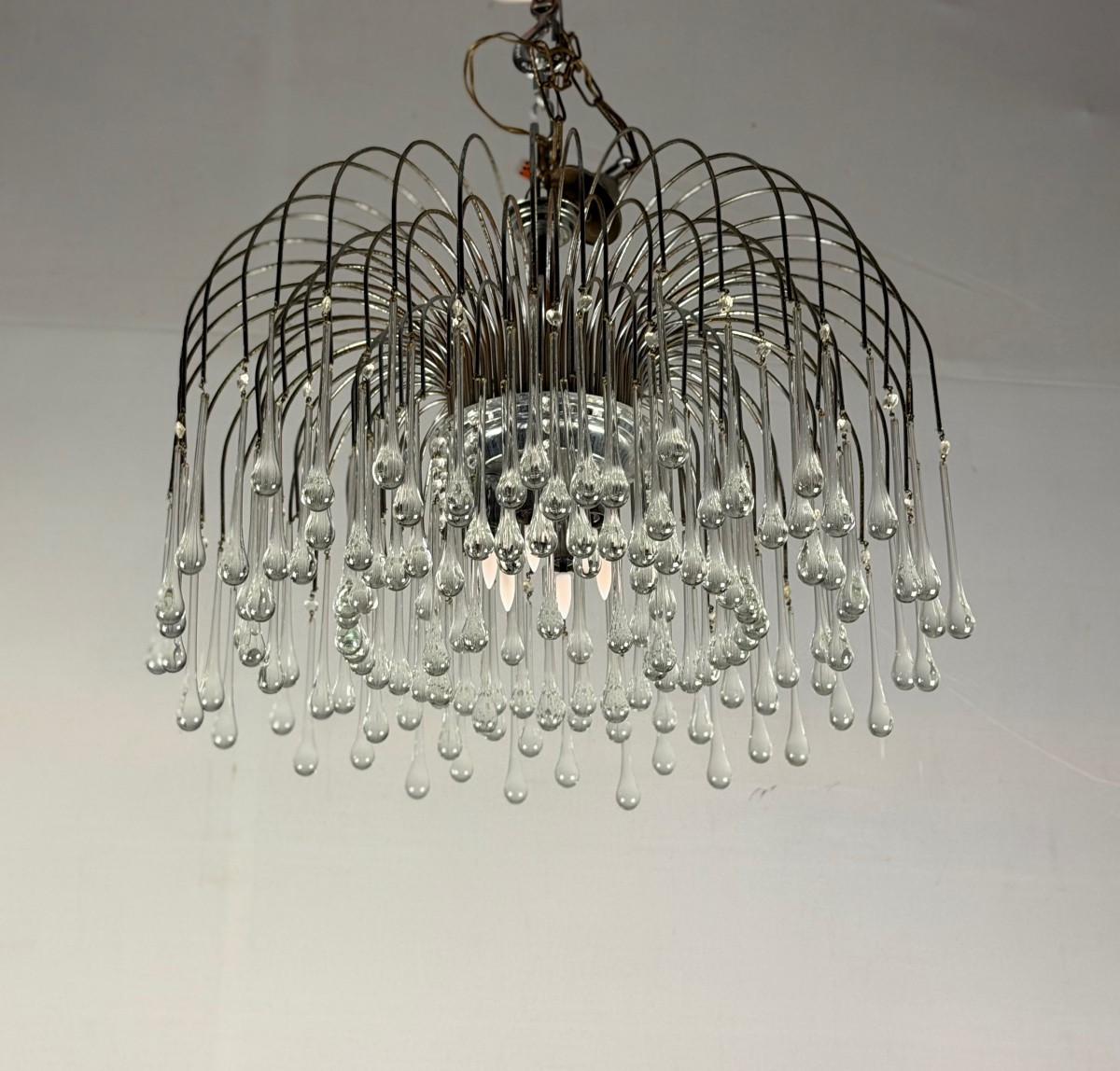 Paire de grands lustres décorés de gouttes de verre, cadres en métal chromé, Italie Bon état - En vente à Honnelles, WHT