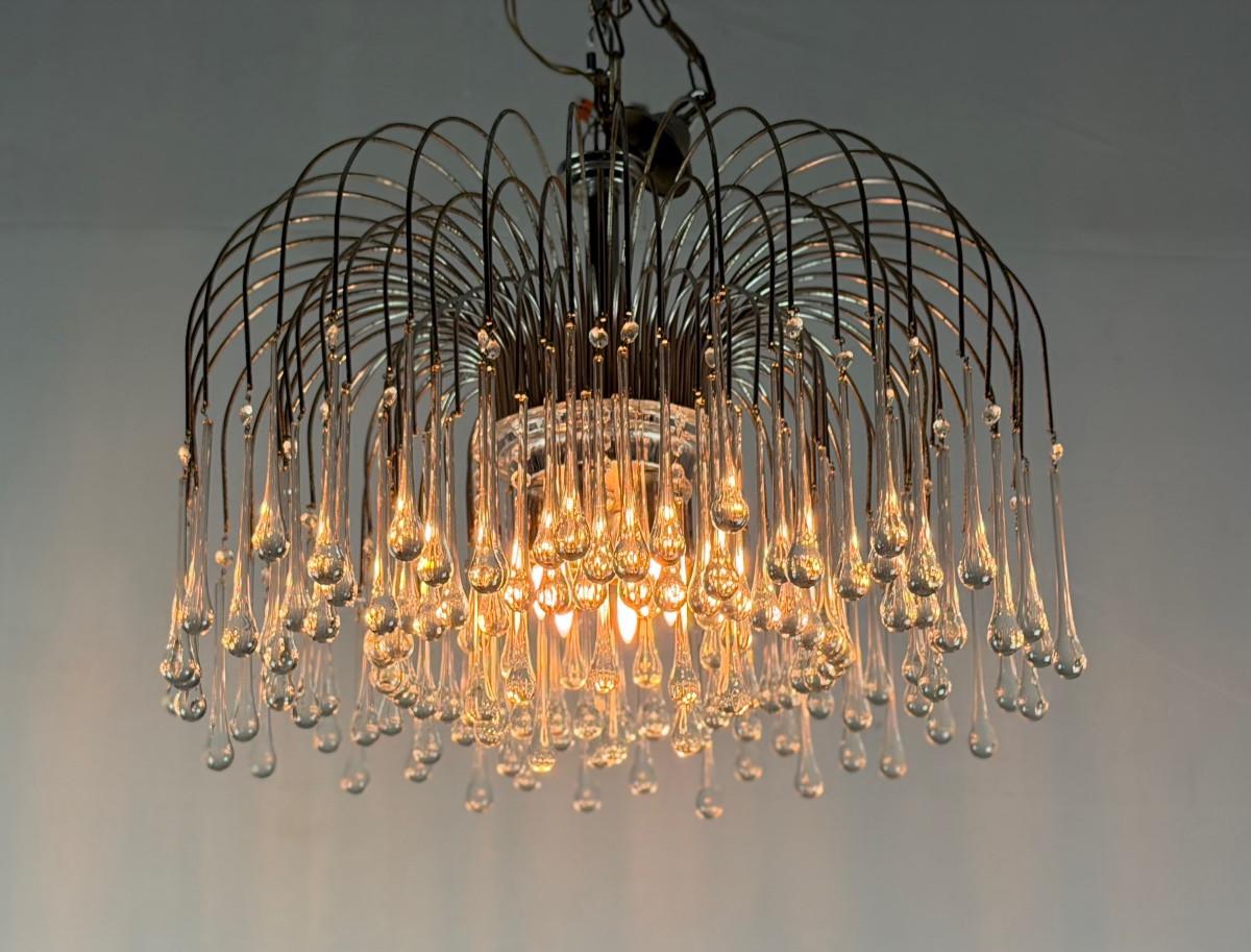 20ième siècle Paire de grands lustres décorés de gouttes de verre, cadres en métal chromé, Italie en vente