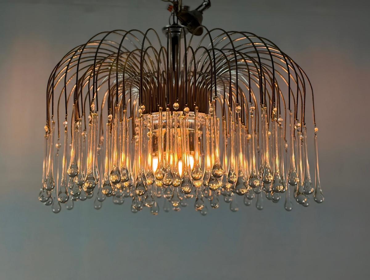 Paire de grands lustres décorés de gouttes de verre, cadres en métal chrom�é, Italie en vente 1