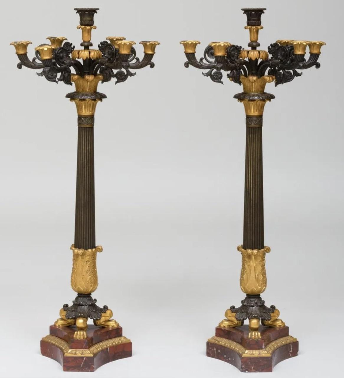 Feines Paar großer siebenflammiger Kandelaber aus Karl X. Ormolu und patinierter Bronze auf Marmorsockeln.