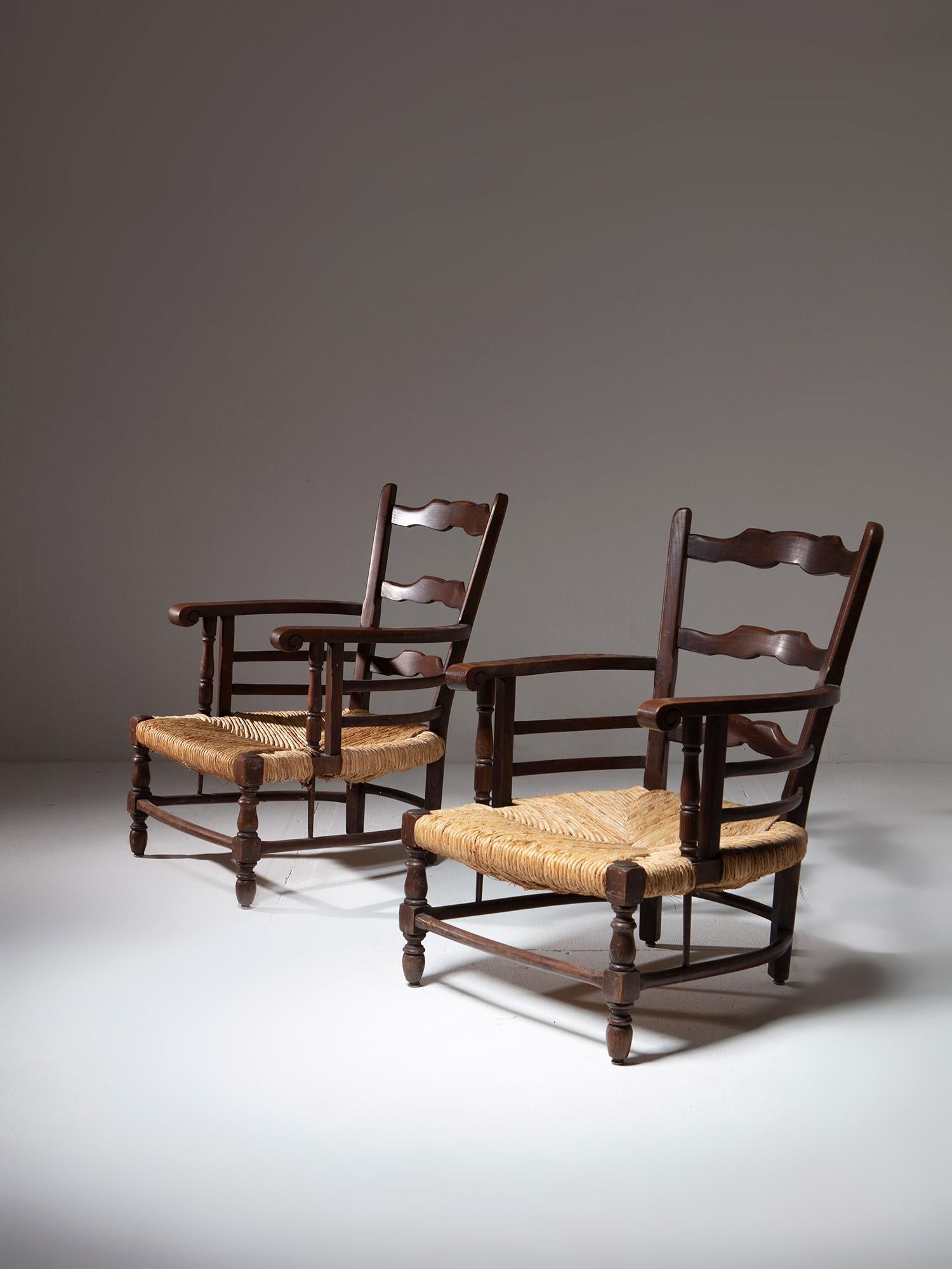 Art Déco Coppia di grandi poltrone in castagno e paglia, Italia, anni '40 in vendita