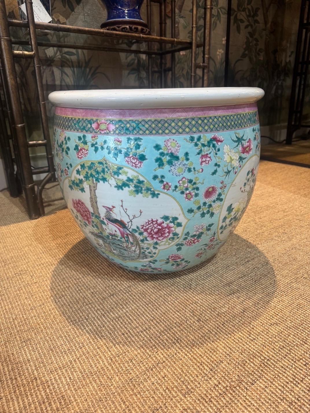 Paire de grandes jardinières chinoises de la famille rose du XIXe siècle.

Ces jardinières présentent des réserves de motifs floraux et d'oiseaux, entourées d'un fond bleu turquoise. Les bords moulés à la main roulent sur une bande géométrique rose