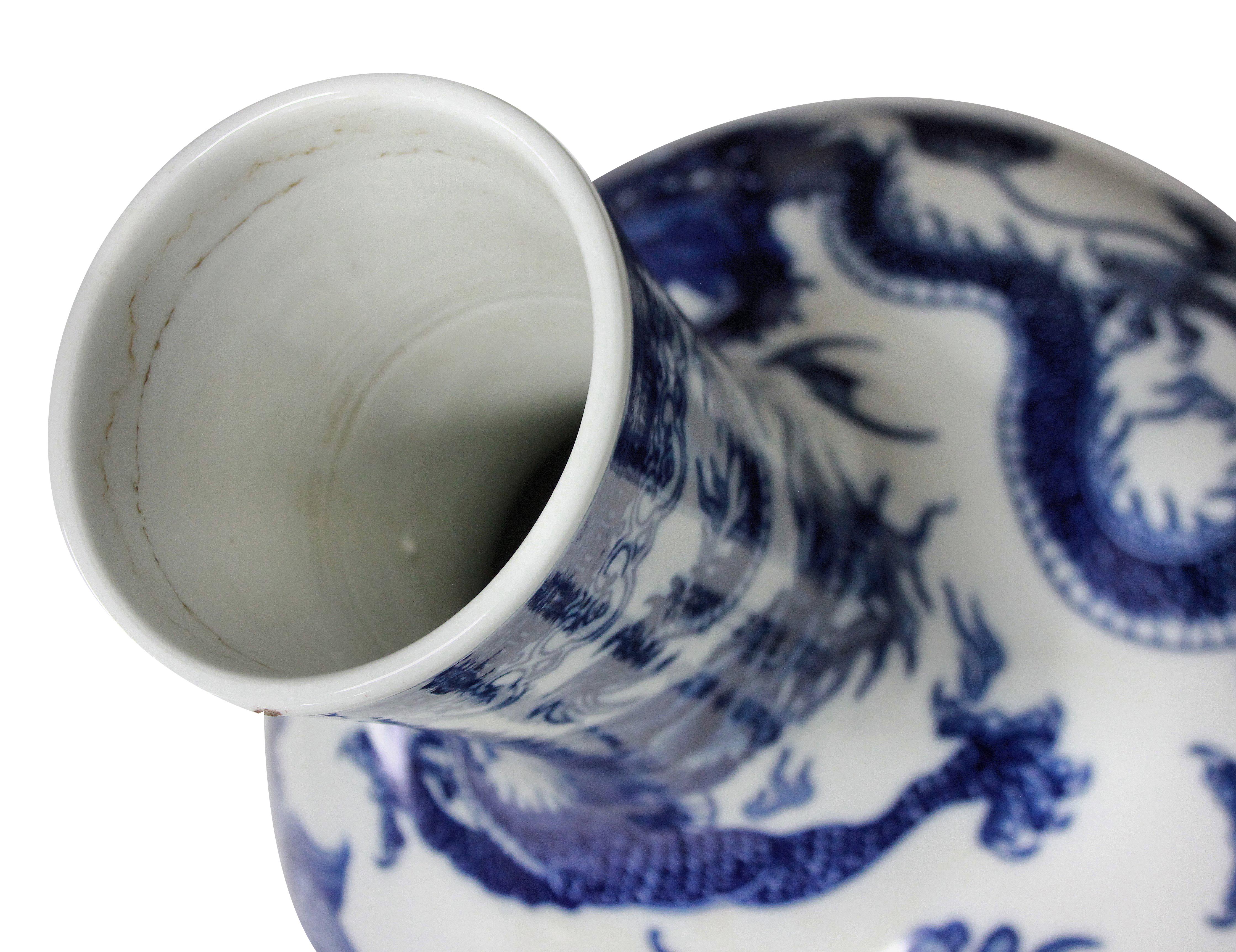 Pair of Large Chinese Blue and White Vases In Good Condition In London, GB