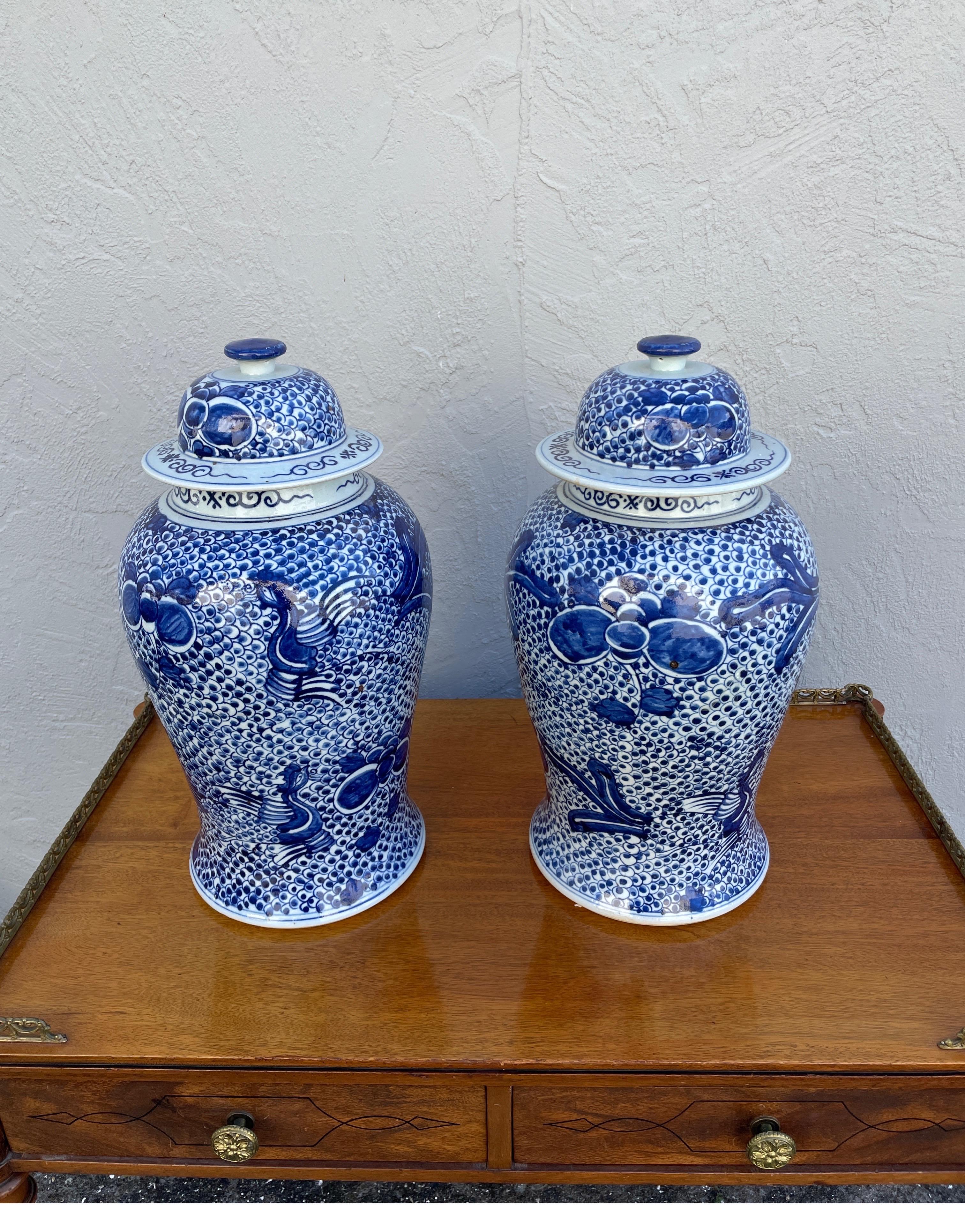 Vintage Paar auffällige blau-weiße Ingwerdosen mit Deckeln. Lebendiges zeitgenössisches Design.