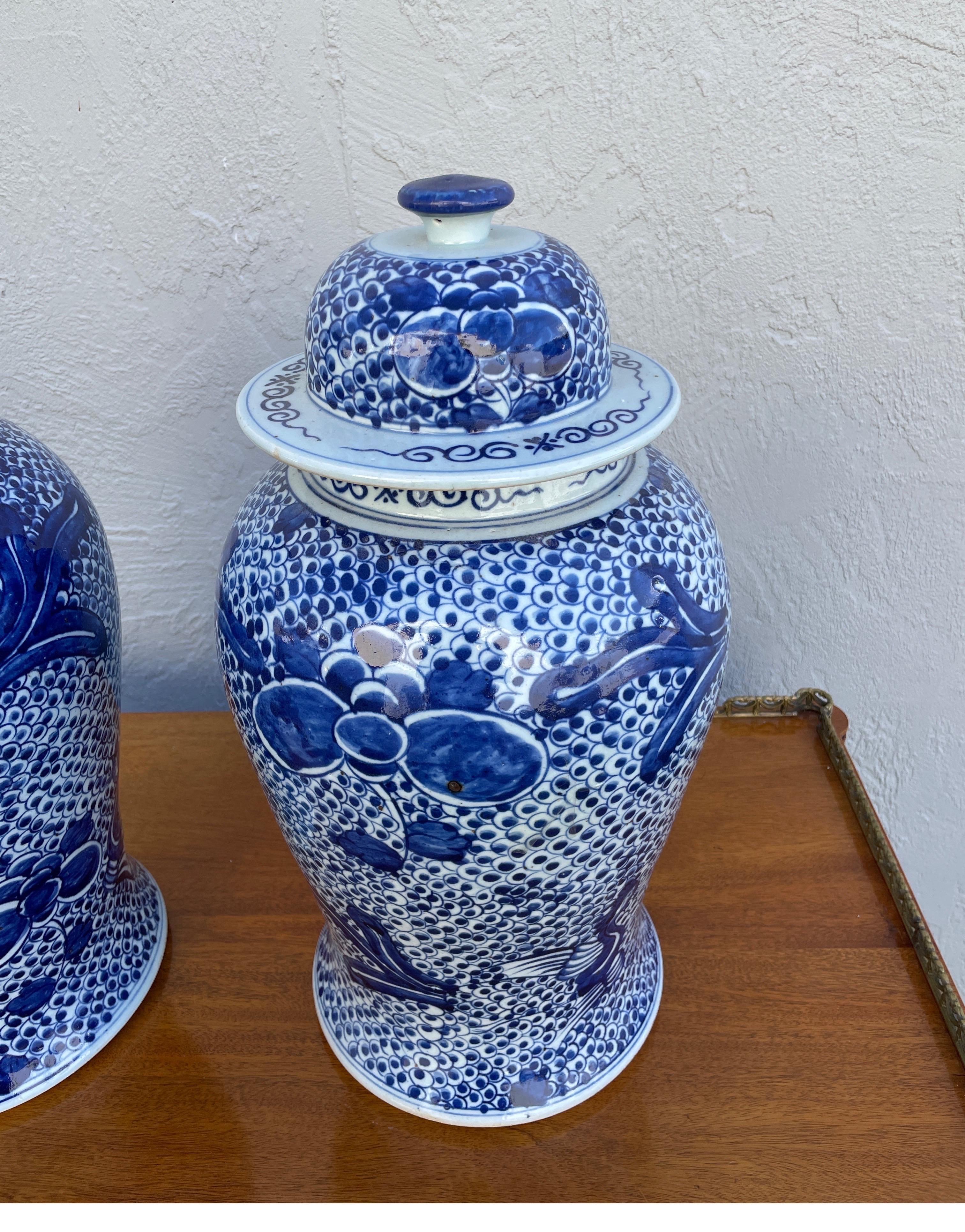 Paar große chinesische blau-weiße Ingwergefäße in Blau und Weiß (Chinesisch) im Angebot