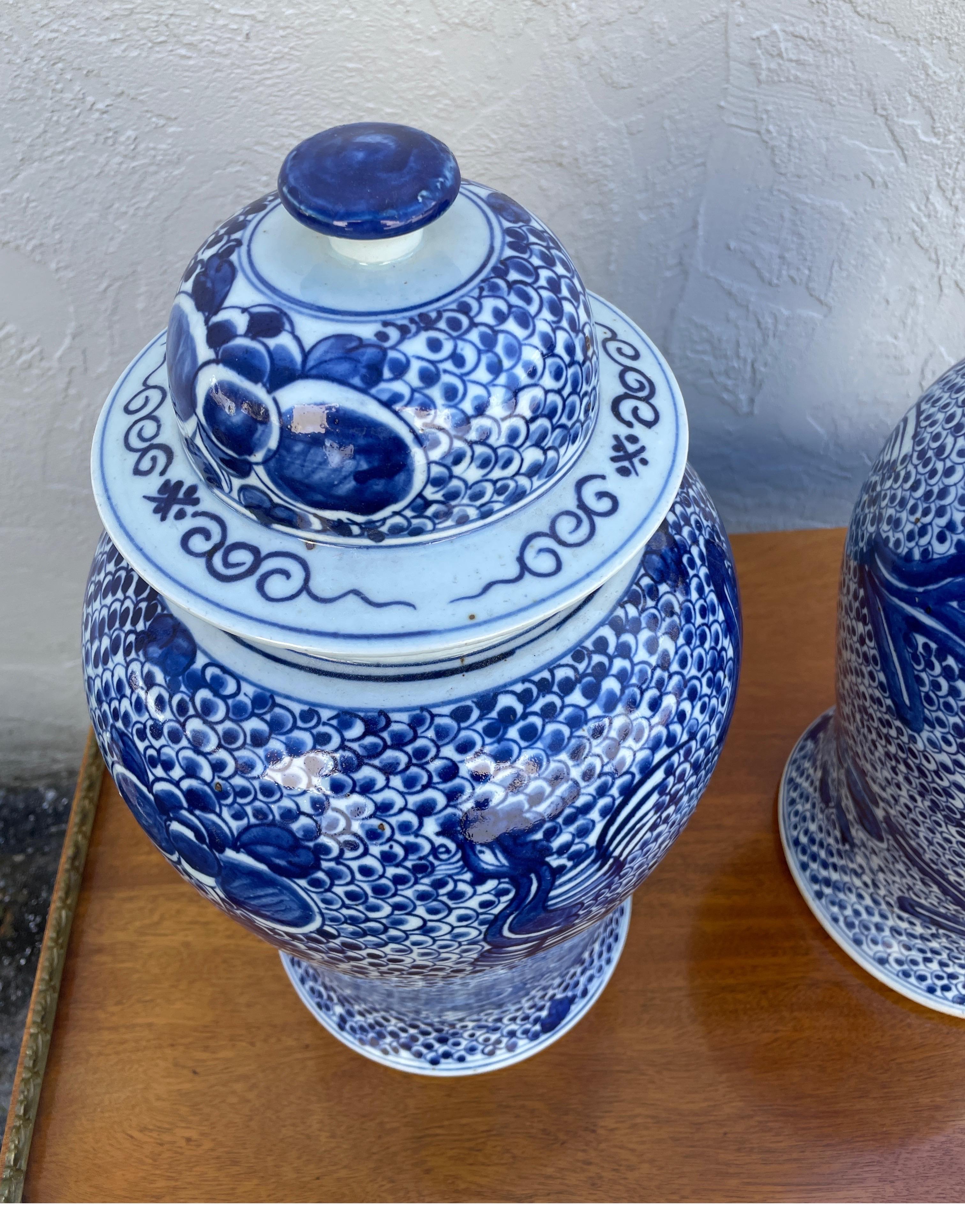 Paar große chinesische blau-weiße Ingwergefäße in Blau und Weiß (20. Jahrhundert) im Angebot