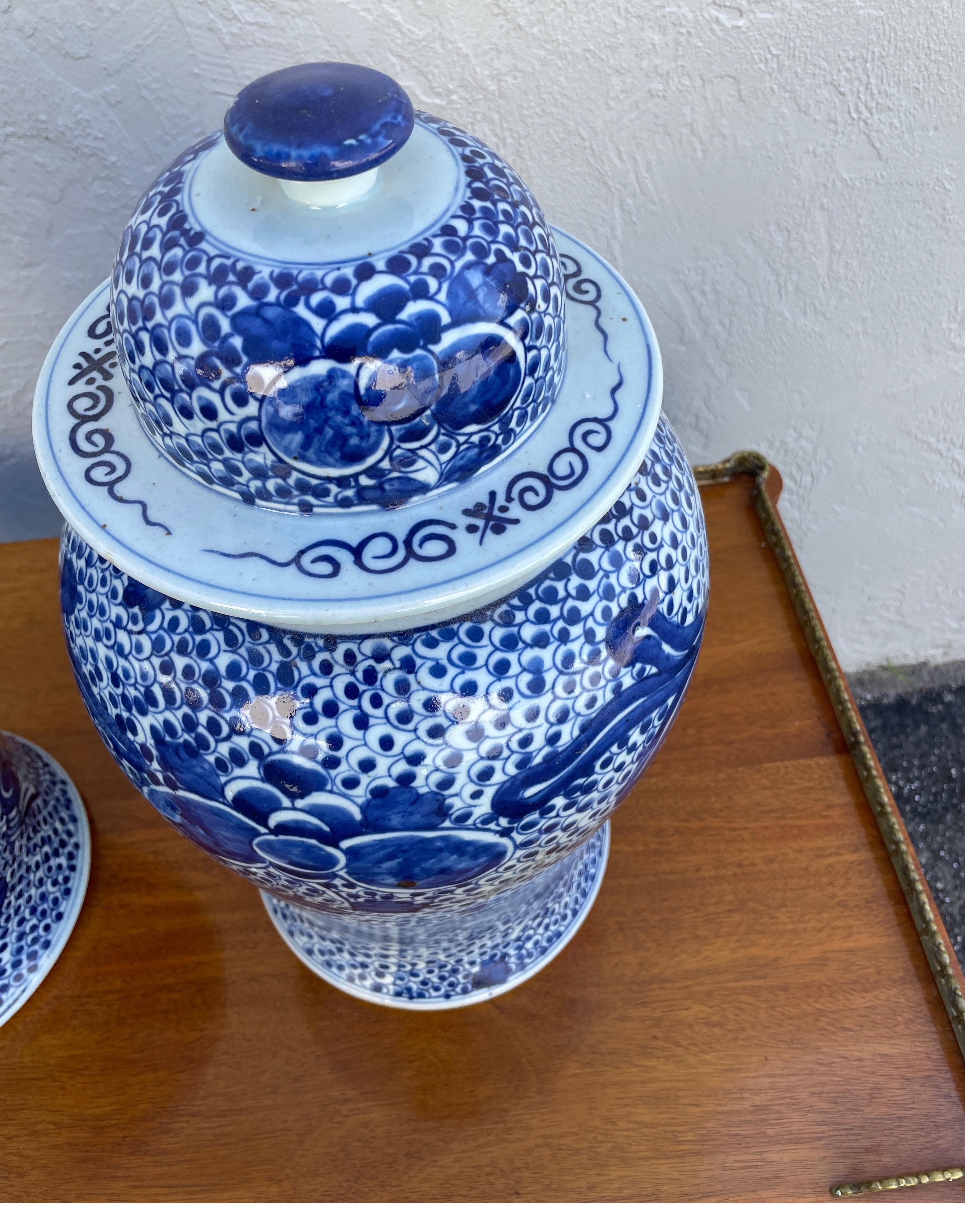 Paar große chinesische blau-weiße Ingwergefäße in Blau und Weiß (Porzellan) im Angebot